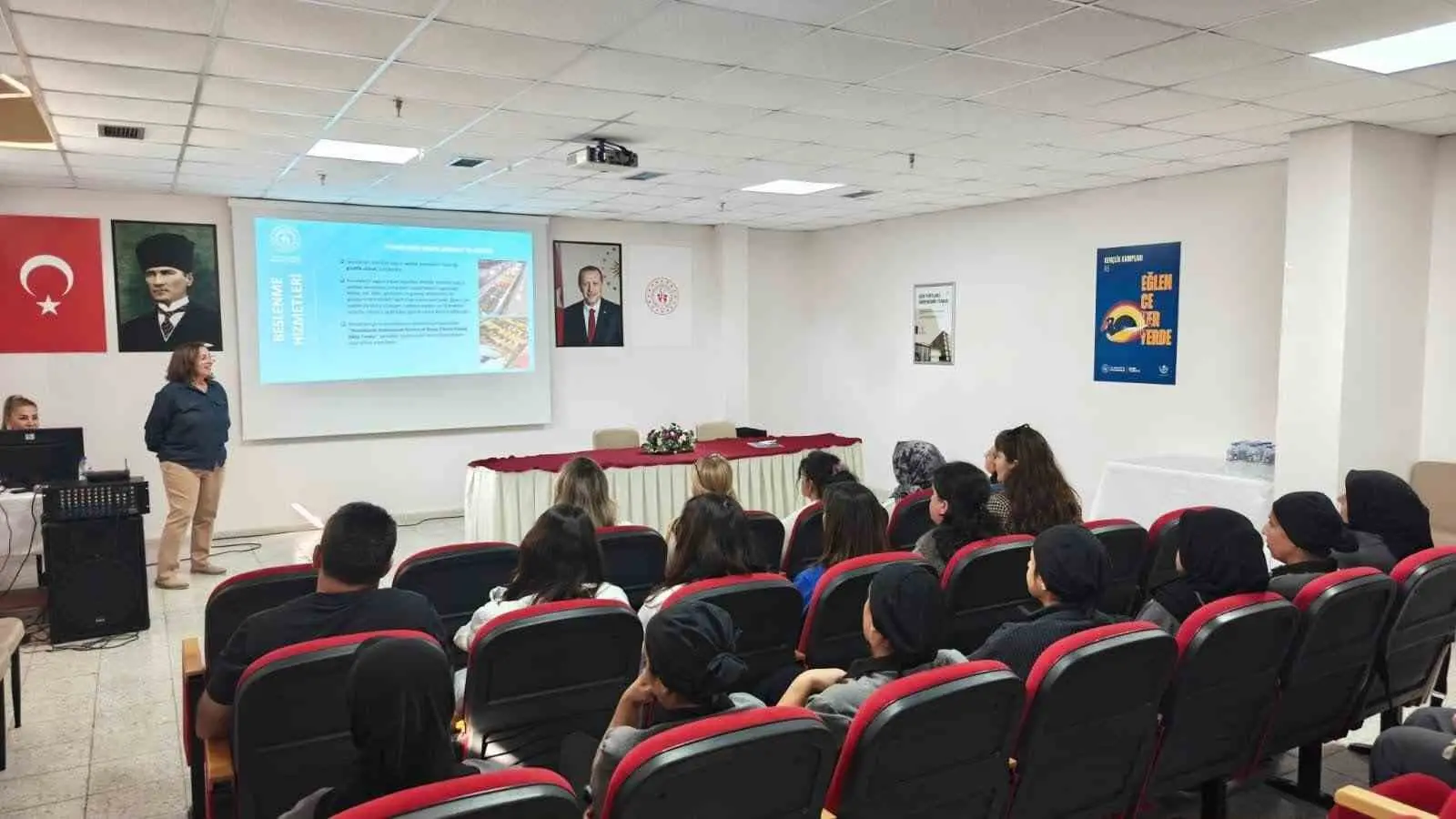 ESKİŞEHİR'DE ÖĞRENCİ YURTLARINDA SUNULAN BESLENME HİZMETLERİNİN KALİTESİNİ ARTIRMAK VE GÜVENLİ HİZMET ANLAYIŞINI GÜÇLENDİRMEK AMACIYLA DÜZENLENEN EĞİTİMLER TAMAMLANDI.