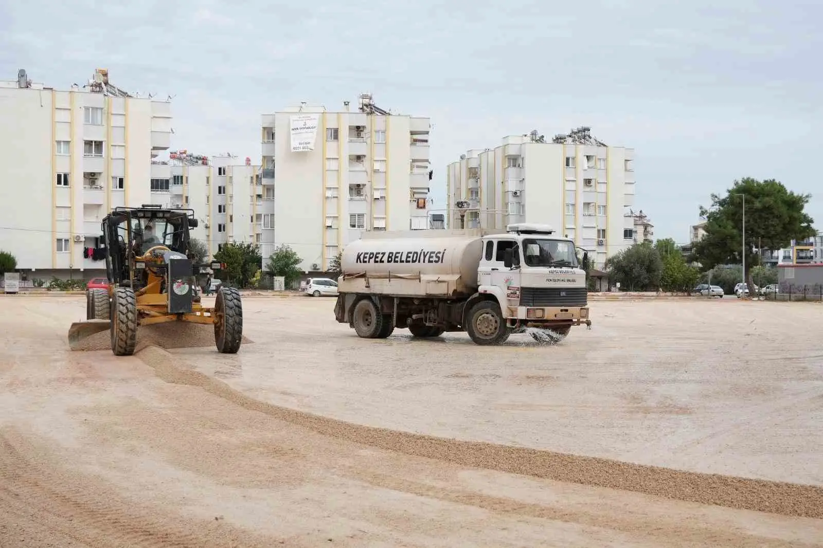 KEPEZ BELEDİYESİ, AYDOĞMUŞ MAHALLESİ'NDE CADDE ÜZERİNDE KURULAN SEMT PAZARINI 4 BİN 732 METREKARELİK ALANA TAŞIYOR. YENİ PAZAR YERİYLE ESNAF DAHA DÜZENLİ BİR ÇALIŞMA ALANINA KAVUŞURKEN VATANDAŞLAR GÜVENLİ ALIŞVERİŞ YAPACAK, MAHALLE TRAFİĞİ DE RAHATLAYACAK.