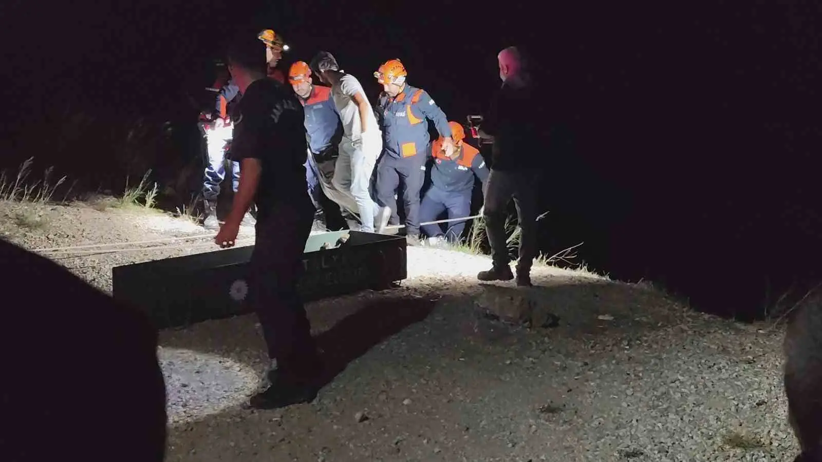 ANTALYA'NIN AKSEKİ İLÇESİNDE YAKINLARININ KAYIP İHBARINDA BULUNDUĞU ÇİFTİN OTOMOBİLİ, YOLUN YAKLAŞIK 15 METRE AŞAĞISINA YUVARLANMIŞ HALDE BULUNDU. KAZADA 85 YAŞINDAKİ AHMET ŞEN HAYATINI KAYBEDERKEN, EŞİ TESLİME ŞEN YARALANDI.