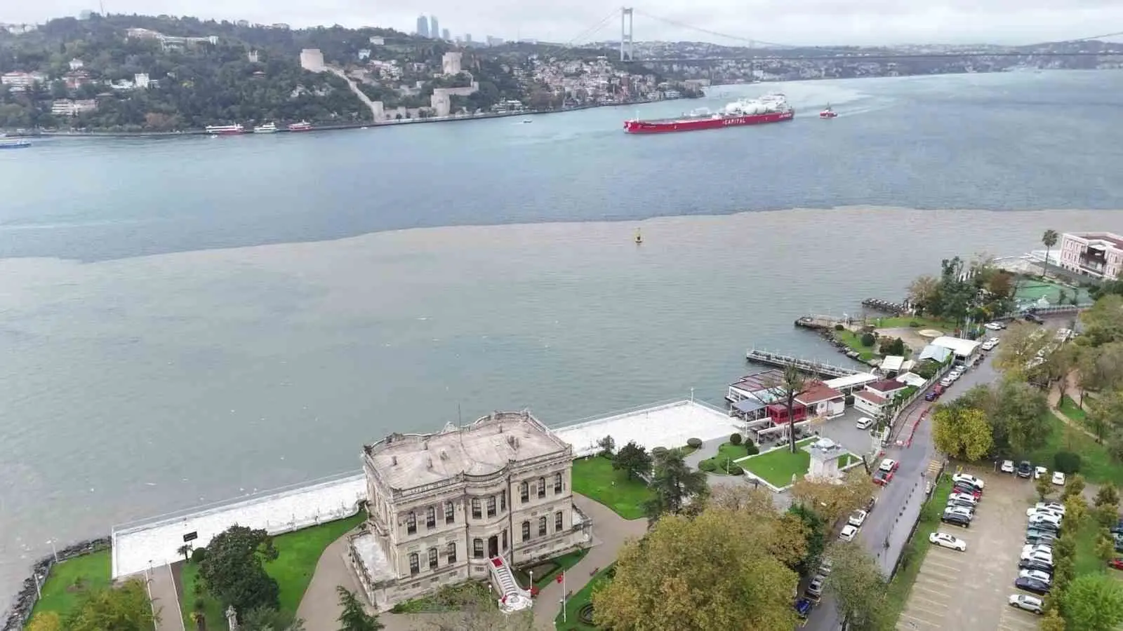 İSTANBUL'DA ETKİLİ OLAN SAĞANAK YAĞIŞLARIN ARDINDAN İSTANBUL BOĞAZ'I ÇAMURLA KAPLANARAK İKİ RENGE BÜRÜNDÜ. ÇAMURLU ALAN HAVADAN GÖRÜNTÜLENDİ.