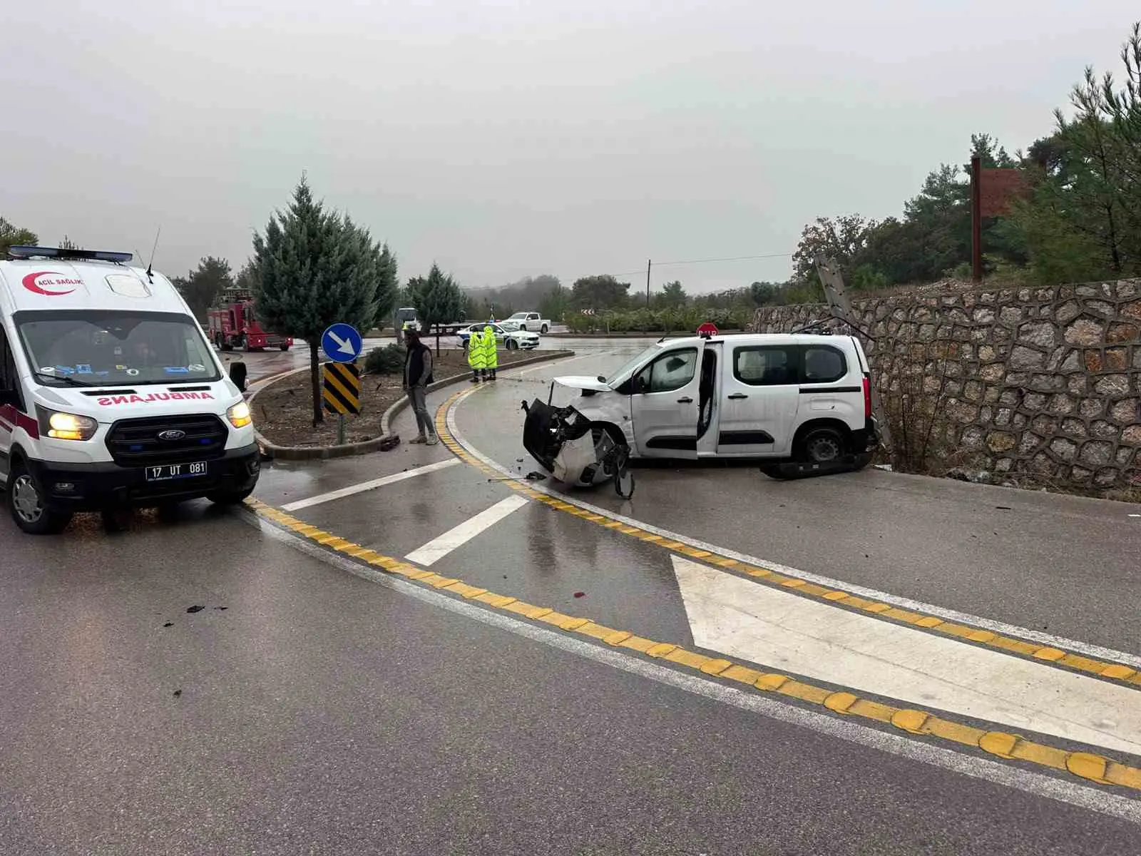 ÇANAKKALE’NİN AYVACIK İLÇESİNDE YAĞIŞLI HAVA SEBEBİYLE TAKLA ATAN HAFİF TİCARİ ARAÇTAKİ SÜRÜCÜ YARALANDI.