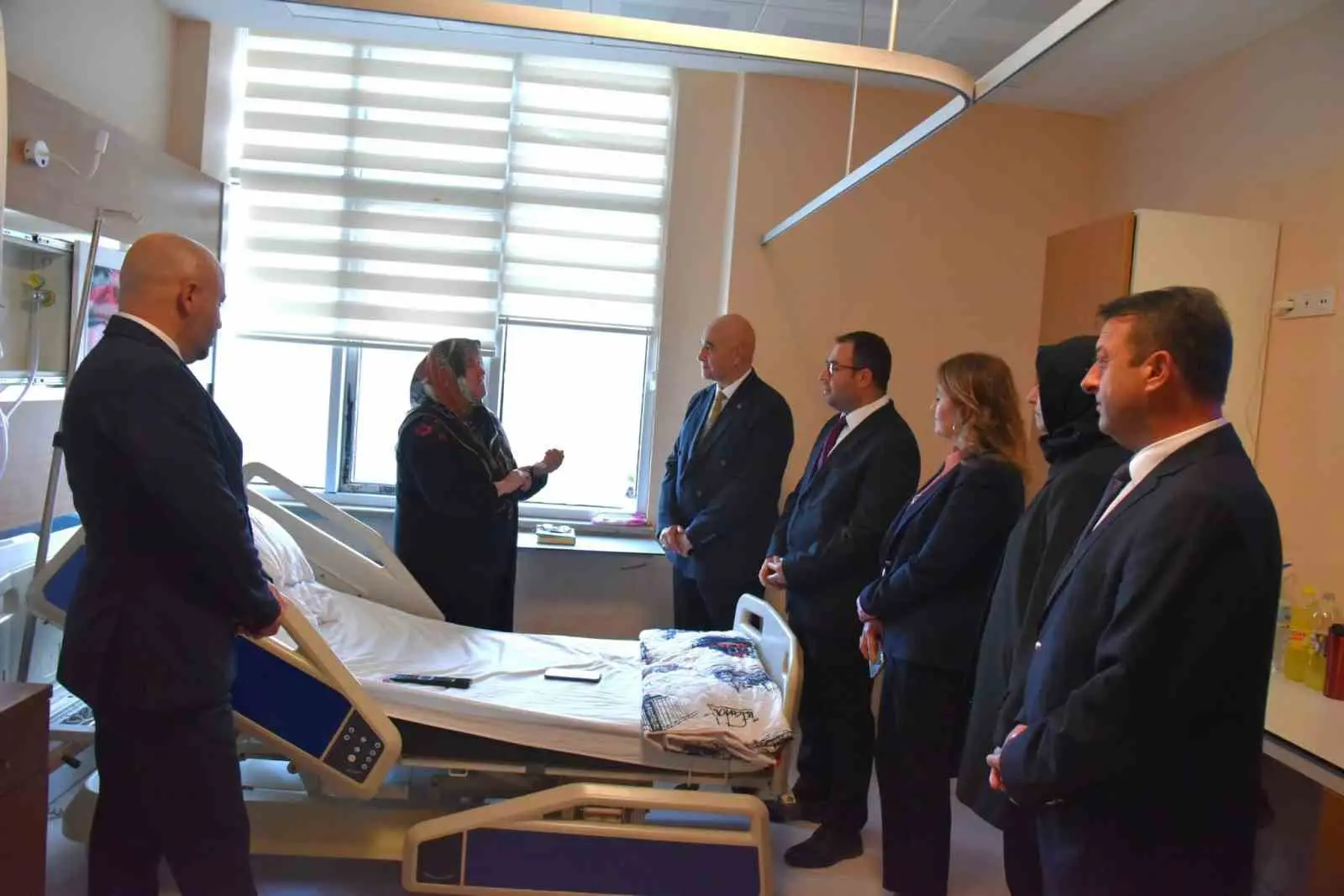 ÇANAKKALE İL SAĞLIK MÜDÜRÜ DR. HAKAN GÖRGÜLÜ 26 EKİM HASTA HAKLARI GÜNÜ VESİLESİYLE MEHMET AKİF ERSOY DEVLET HASTANESİ VE ÇOMÜ HASTANESİ’Nİ ZİYARET EDEREK TEDAVİ GÖREN HASTALAR VE YAKINLARIYLA BİR ARAYA GELDİ.