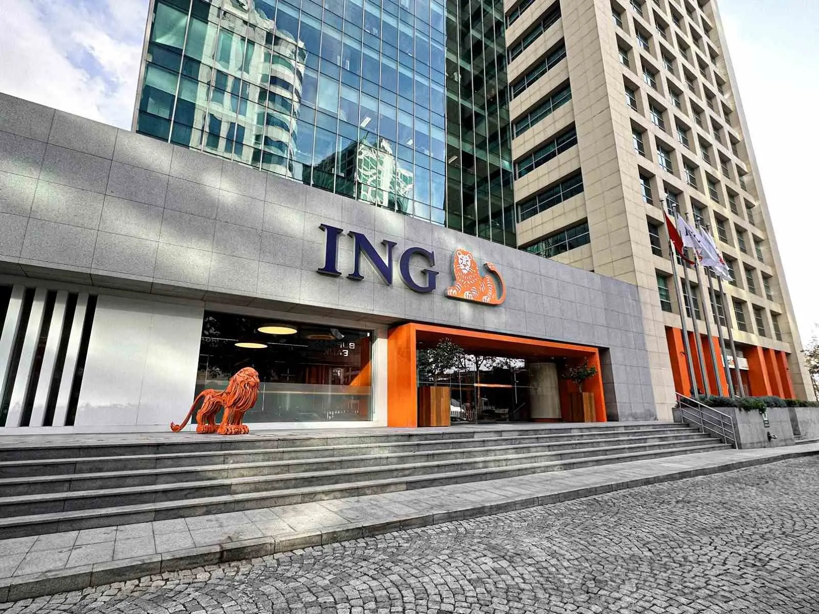 ING TÜRKİYE, FARKLI BANKALARDAKİ İHTİYAÇ KREDİSİ BORÇLARINI TEK BİR ÖDEME PLANINDA TOPLAMAK İSTEYEN MÜŞTERİLERİNE BORÇ TRANSFER KREDİSİ SUNUYOR. KREDİ, MÜŞTERİLERİN FARKLI BANKALARDAKİ İHTİYAÇ KREDİLERİNİ TEK ÇATI ALTINDA BİRLEŞTİREREK ÖDEME TAKİBİNİ KOLAYLAŞTIRIYOR VE BÜTÇELERİNİ YÖNETMELERİNE DESTEK OLUYOR.