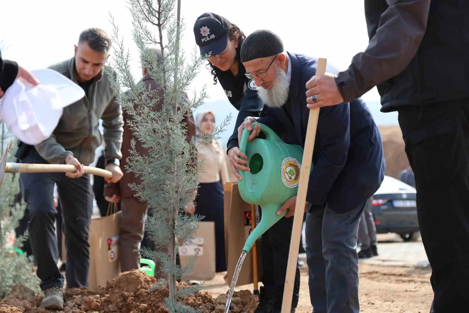 ELAZIĞ İL EMNİYET MÜDÜRLÜĞÜ TARAFINDAN DÜZENLENEN ETKİNLİKTE, DEVLET ERKANI, KOLLUK KUVVETLERİ, ŞEHİT VE GAZİ YAKINLARI İLE ÖĞRENCİLER EL ELE VEREREK FİDANLARI TOPRAKLA BULUŞTURDU.