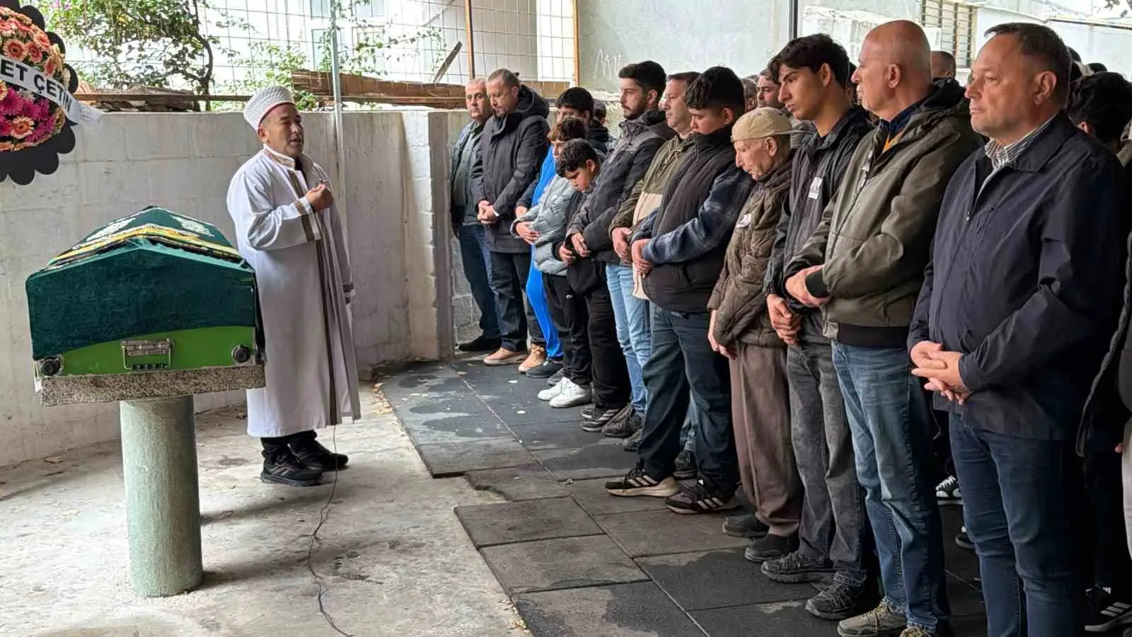 BALIKESİR'İN EDREMİT İLÇESİNDE BÜYÜK BİR ÜZÜNTÜYE NEDEN OLAN MOTOSİKLET KAZASINDA HAYATINI KAYBEDEN, İLÇENİN TANINAN VE SEVİLEN TURİZMCİLERİNDEN MUSTAFA ÖZCAN, SEVENLERİNİN GÖZYAŞLARI VE DUALARI EŞLİĞİNDE SON YOLCULUĞUNA UĞURLANDI.