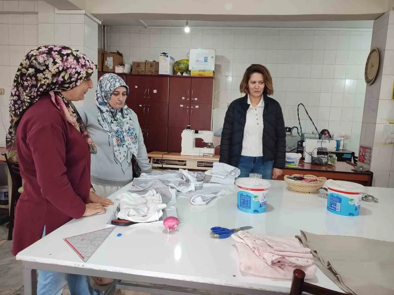 MÜDÜR SİNAN, KADIN TERZİLİĞİ KURSİYERLERİNİN ÇALIŞMALARINI İNCELEDİ