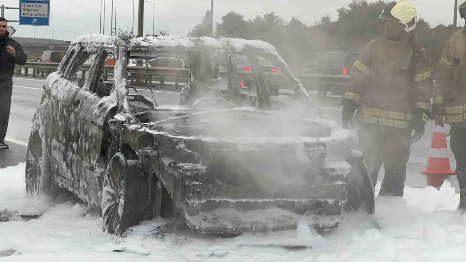 İSTANBUL'DA HAVALİMANI YOLUNDA MOTOR KISMINDAN ALEV ALAN LÜKS OTOMOBİL, KISA SÜREDE ALEV TOPUNA DÖNDÜ. İTFAİYE EKİPLERİNİN MÜDAHALESİYLE SÖNDÜRÜLEN ARAÇ KULLANILAMAZ HALE GELDİ.