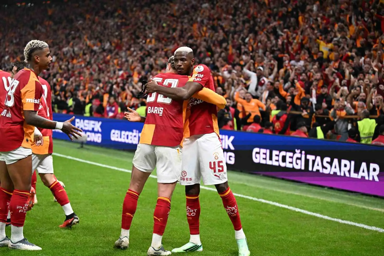 GALATASARAY, FENERBAHÇE DERBİSİYLE TRENDYOL SÜPER LİG'DE ÜST ÜSTE 3. GALİBİYETİNİ KAZANDI.