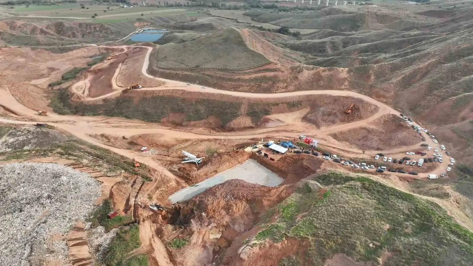 SİVAS MERKEZ VE ÇEVRE İLÇELERİN YAKLAŞIK 20 YILLIK KATI ATIK İHTİYACINI KARŞILAMASI HEDEFLENEN 636 MİLYON TL’LİK KATI ATIK DÜZENLİ DEPOLAMA ALANI’NIN TEMELİ TÖRENLE ATILDI.