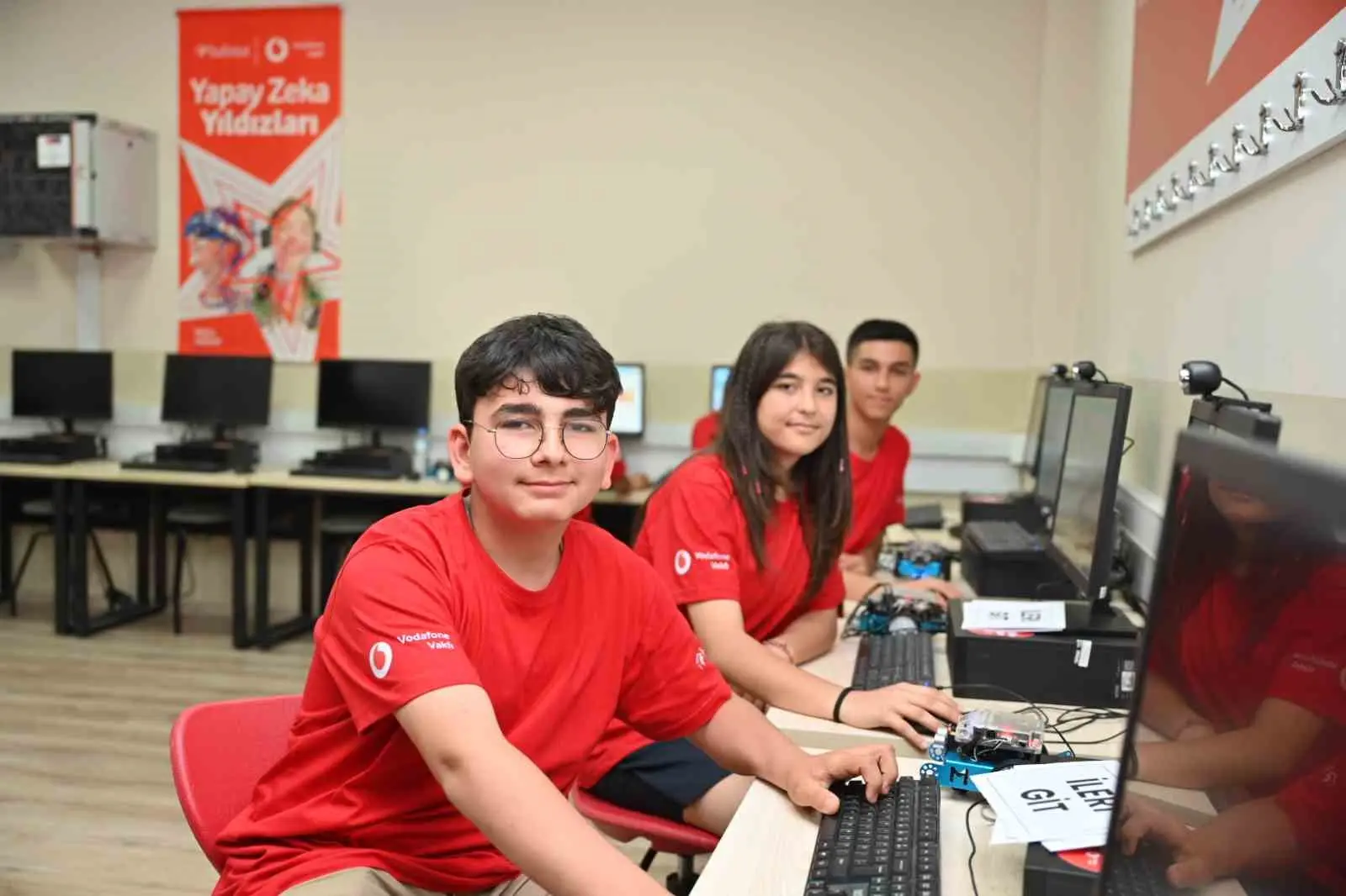VODAFONE VAKFI VE HABİTAT DERNEĞİ İŞBİRLİĞİYLE YÜRÜTÜLEN YAPAY ZEKÂ YILDIZLARI PROJESİ KAPSAMINDAKİ AI STARTUP STUDİO, GENÇLERİ TEKNOLOJİYLE TOPLUMSAL FAYDA ÜRETMEYE DAVET EDİYOR