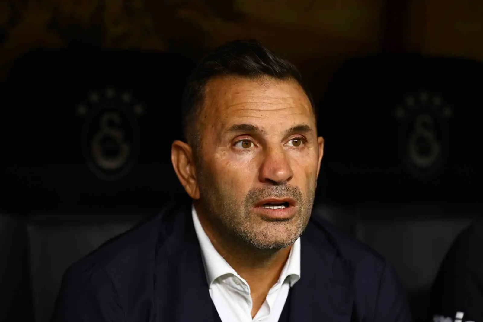 GALATASARAY TEKNİK DİREKTÖRÜ OKAN BURUK, SARI-KIRMIZILILARIN BAŞINDA FENERBAHÇE İLE 12. KEZ KARŞILAŞIRKEN, 7 GALİBİYET ELDE ETTİ.