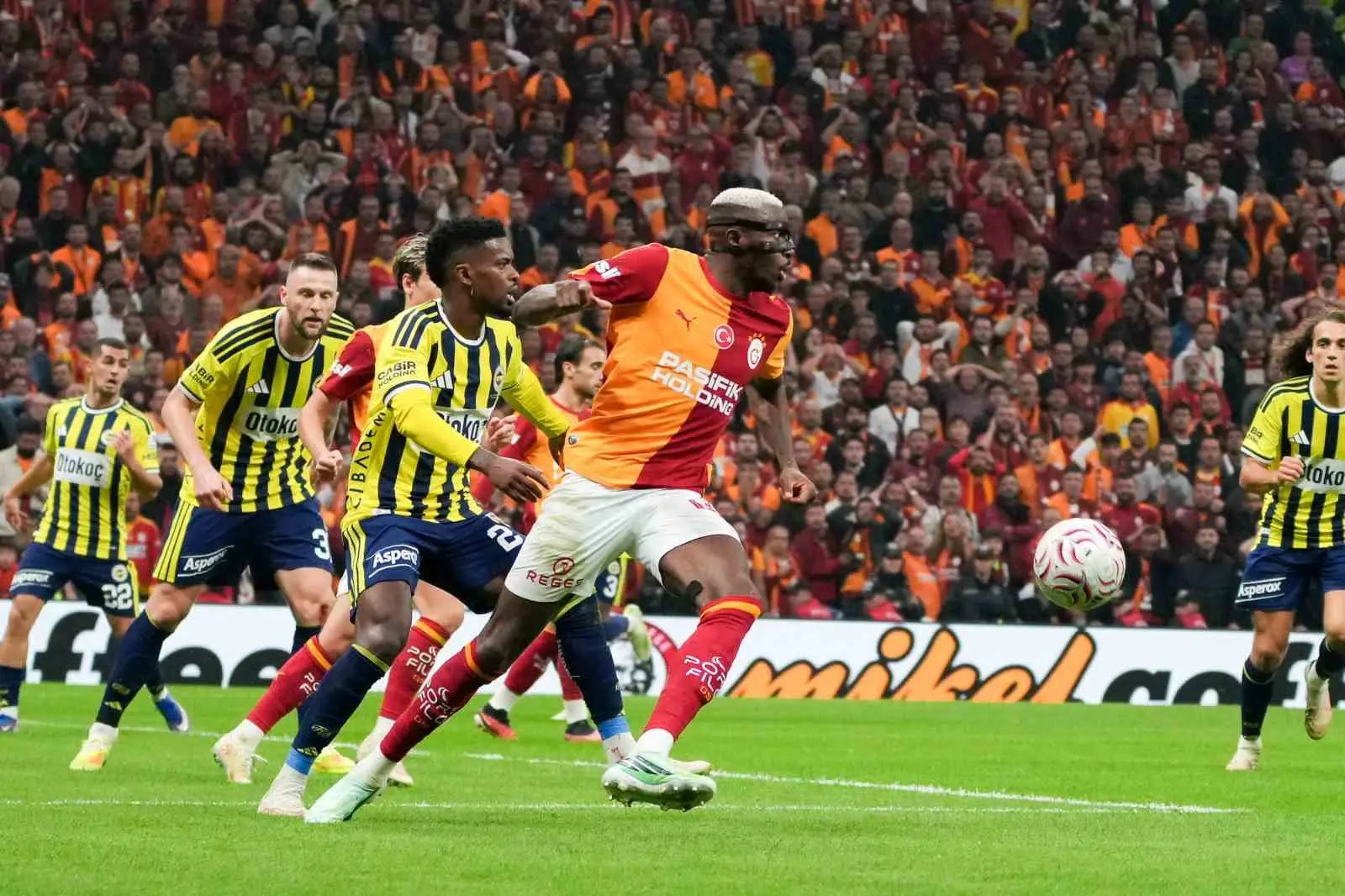 TRENDYOL SÜPER LİG’İN 9. HAFTASINDA OYNANAN DERBİDE GALATASARAY, SAHASINDA FENERBAHÇE'Yİ 2-1 MAĞLUP ETTİ.