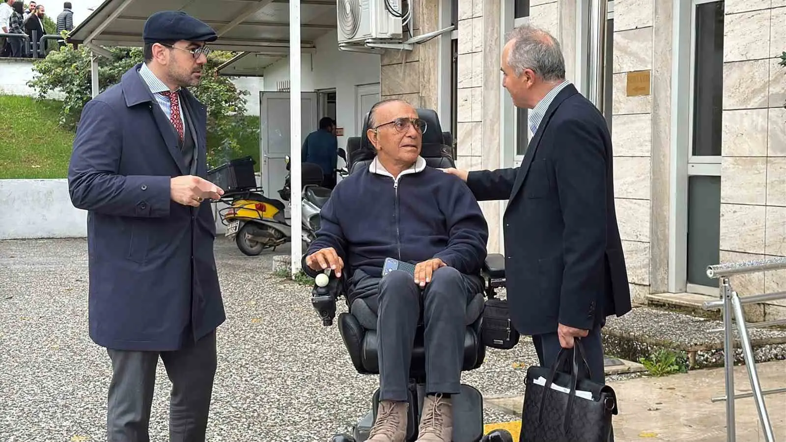 SANIKLAR AHMET BAYER VE OĞLU VOLKAN BAYER (ŞAPKALI)