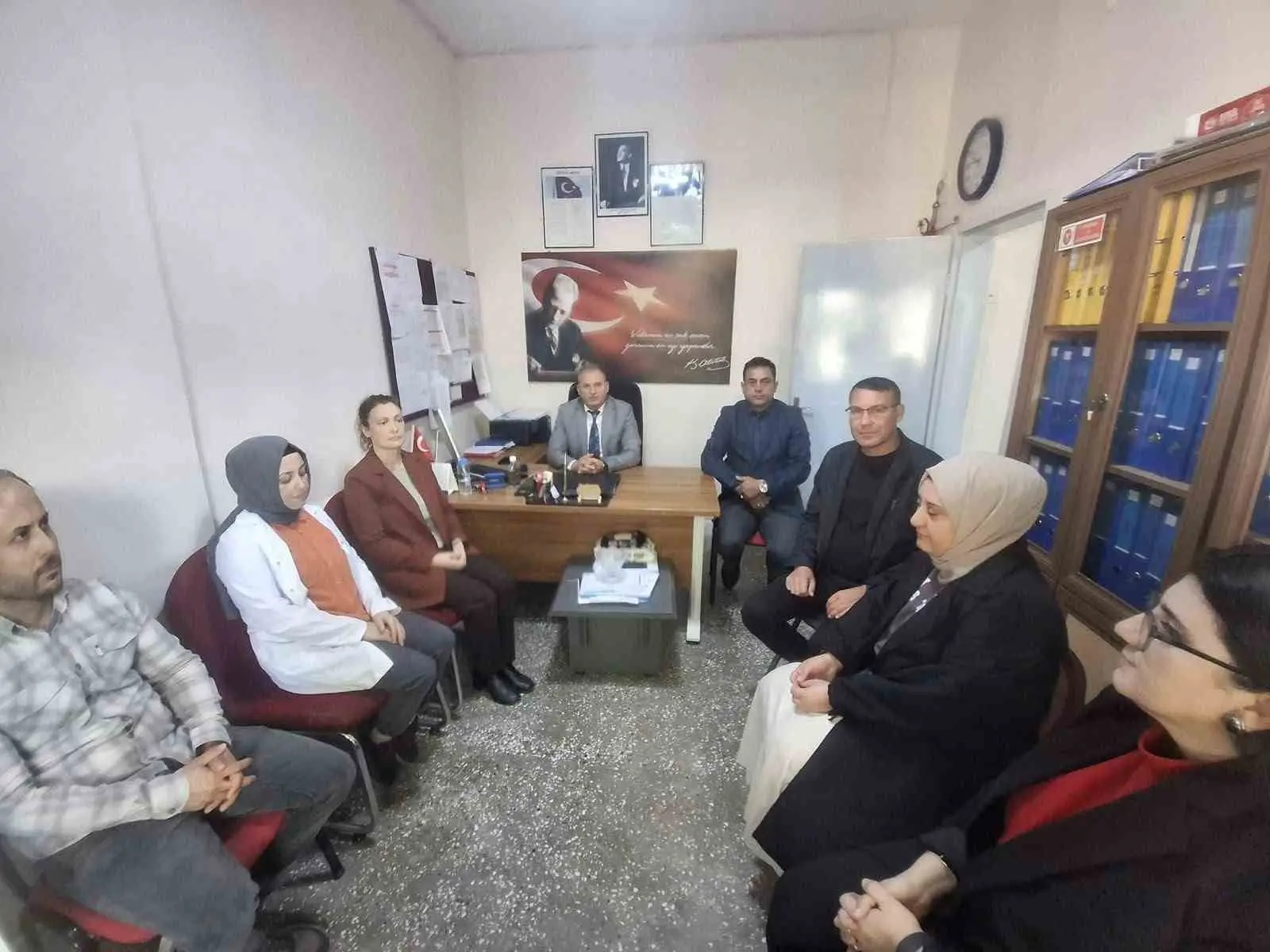 MANİSA’NIN SARIGÖL İLÇESİNDE İLÇE MİLLÎ EĞİTİM MÜDÜRÜ YILDIRAY DEMİRTAŞ, ÇANAKÇI İLKOKULU VE ORTAOKULUNU ZİYARET EDEREK ÖĞRETMENLERLE BİR ARAYA GELDİ. GÖRÜŞMEDE TÜRKİYE YÜZYILI MAARİF MODELİ DOĞRULTUSUNDA ÖĞRENCİLERİN ÇOK YÖNLÜ GELİŞİMİNİ DESTEKLEYEN EĞİTİM UYGULAMALARI ELE ALINDI.