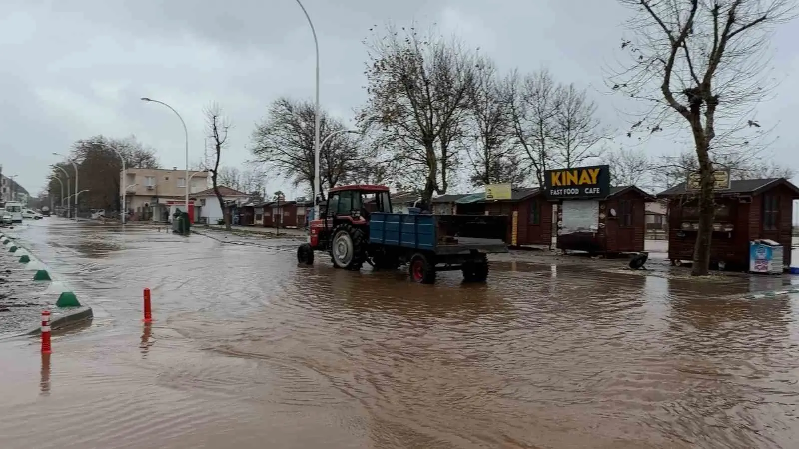 BURSA’NIN KARACABEY İLÇESİNDE ETKİLİ OLAN SAĞANAK YAĞIŞ HAYATI OLUMSUZ ETKİLEDİ. YENİKÖY, BOĞAZKÖY, BAYRAMDERE VE MALKARA BÖLGELERİNDE YOLLAR GÖLE DÖNERKEN, DERE TAŞKINLARI YAŞANDI, EVLERİ VE İŞ YERLERİNİ SU BASTI.