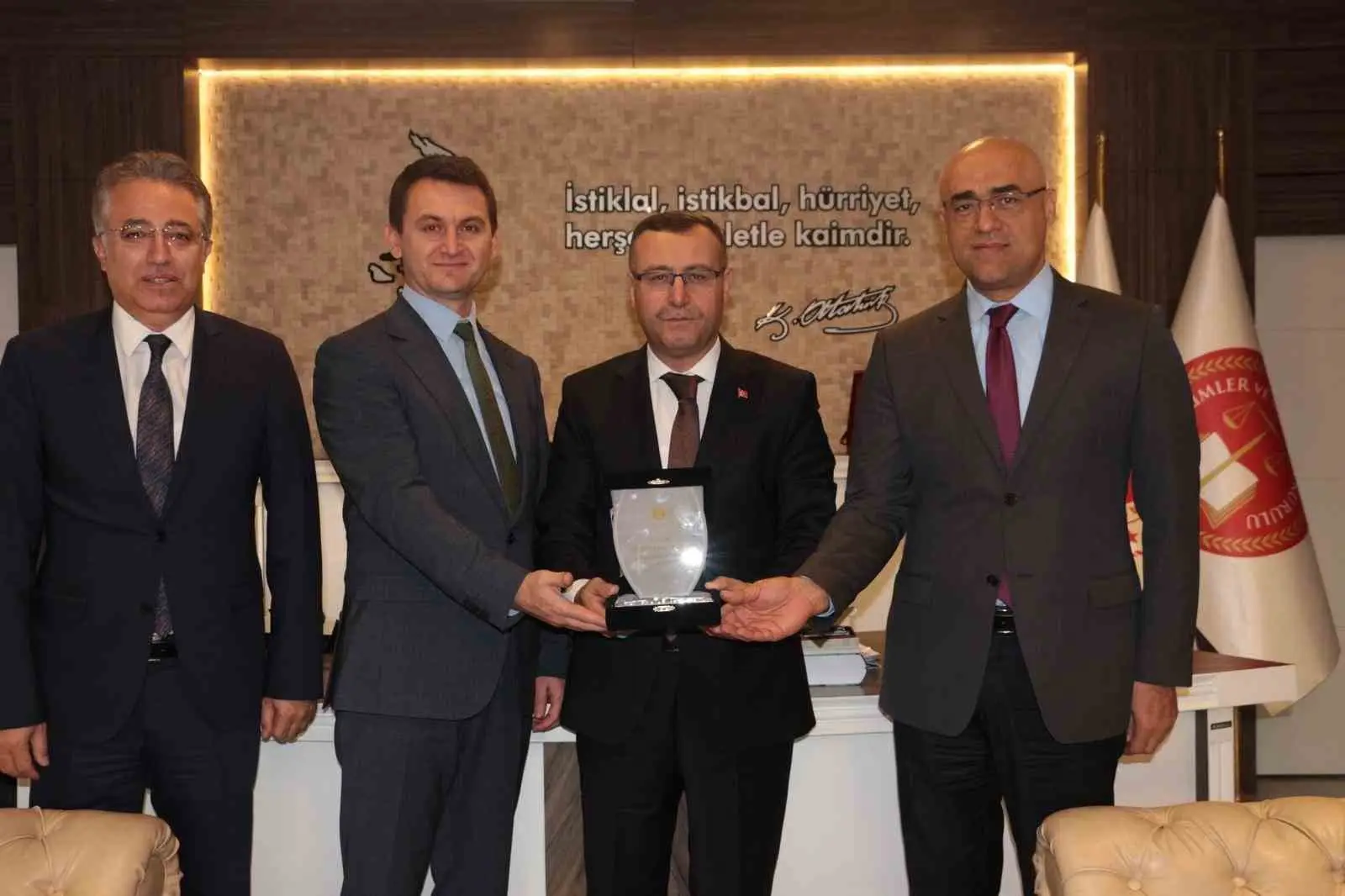 ADALET BAKANLIĞI CEZA İŞLERİ GENEL MÜDÜRLÜĞÜ TARAFINDAN DÜZENLENEN UZLAŞTIRMA ÖDÜL TÖRENİ VE ALTERNATİF ÇÖZÜMLERDE 10. YIL SEMPOZYUMU KAPSAMINDA, 2025 YILININ EN BAŞARILI CUMHURİYET BAŞSAVCILIKLARI ARASINDA YER ALAN KAYSERİ CUMHURİYET BAŞSAVCILIĞI ÖDÜLE LAYIK GÖRÜLDÜ.