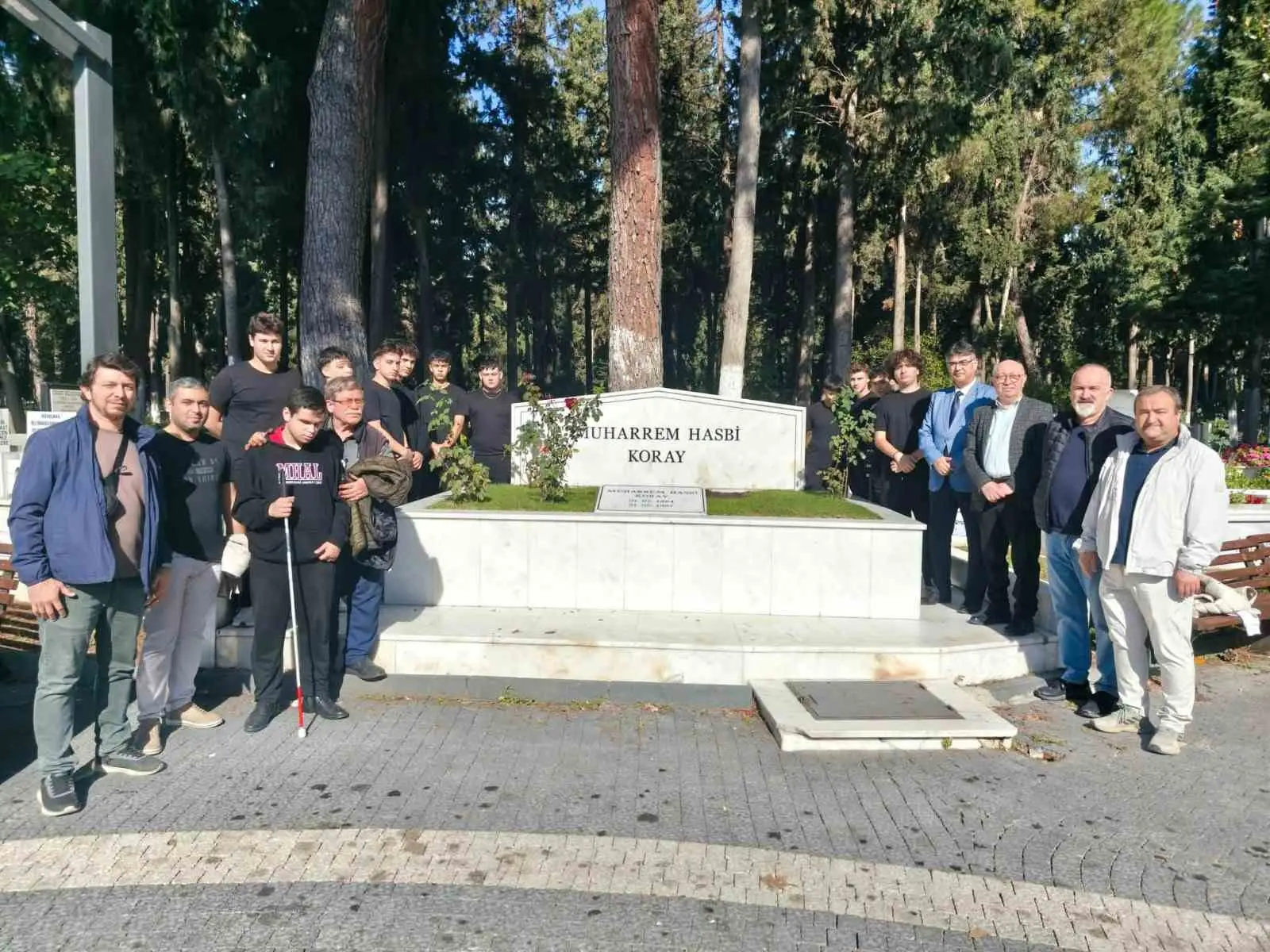 BALIKESİR'İN VE EGE BÖLGESİ'NİN SANAYİCİLERİNDEN HAYIRSEVER MUHARREM HASBİ KORAY, ADINI TAŞIDIĞI MUHARREM HASBİ ANADOLU LİSESİ (MHAL) YÖNETİCİLERİ, OKUL AİLE BİRLİĞİ, ÖĞRETMEN VE ÖĞRENCİLER TARAFINDAN KABRİ BAŞINDA DUALARLA ANILDI. KABRİNİN BULUNDUĞU BAŞÇEŞME MEZARLIĞI'NDA DUALAR OKUNDU, MHAL'DE LOKMA HAYRI DÜZENLENDİ