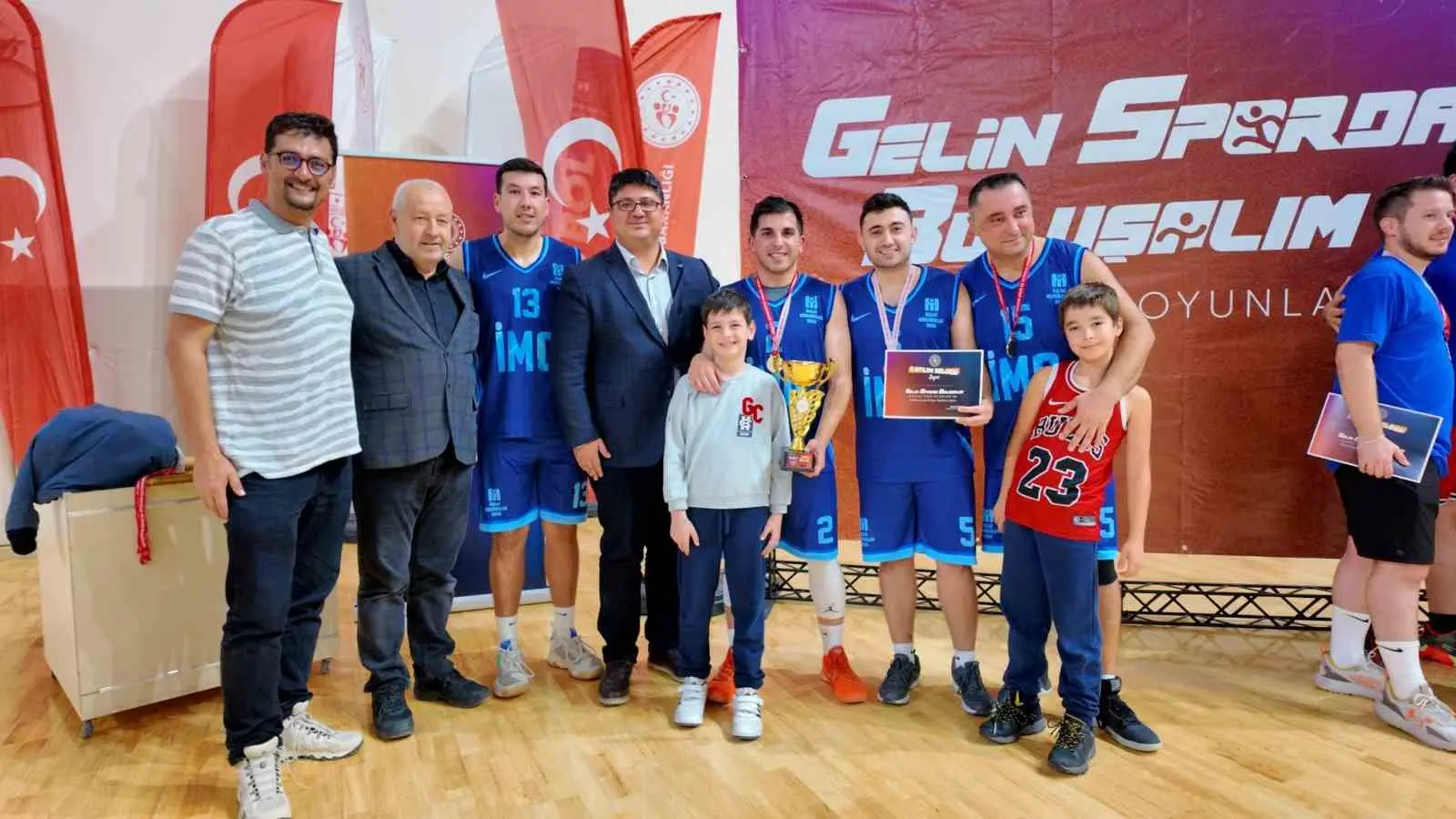 ESKİŞEHİR'DE 4. KAMU SPOR OYUNLARI KAPSAMINDA DÜZENLENEN BASKETBOL MÜSABAKALARINDA İNŞAAT MÜHENDİSLERİ ODASI ŞAMPİYON OLDU.
