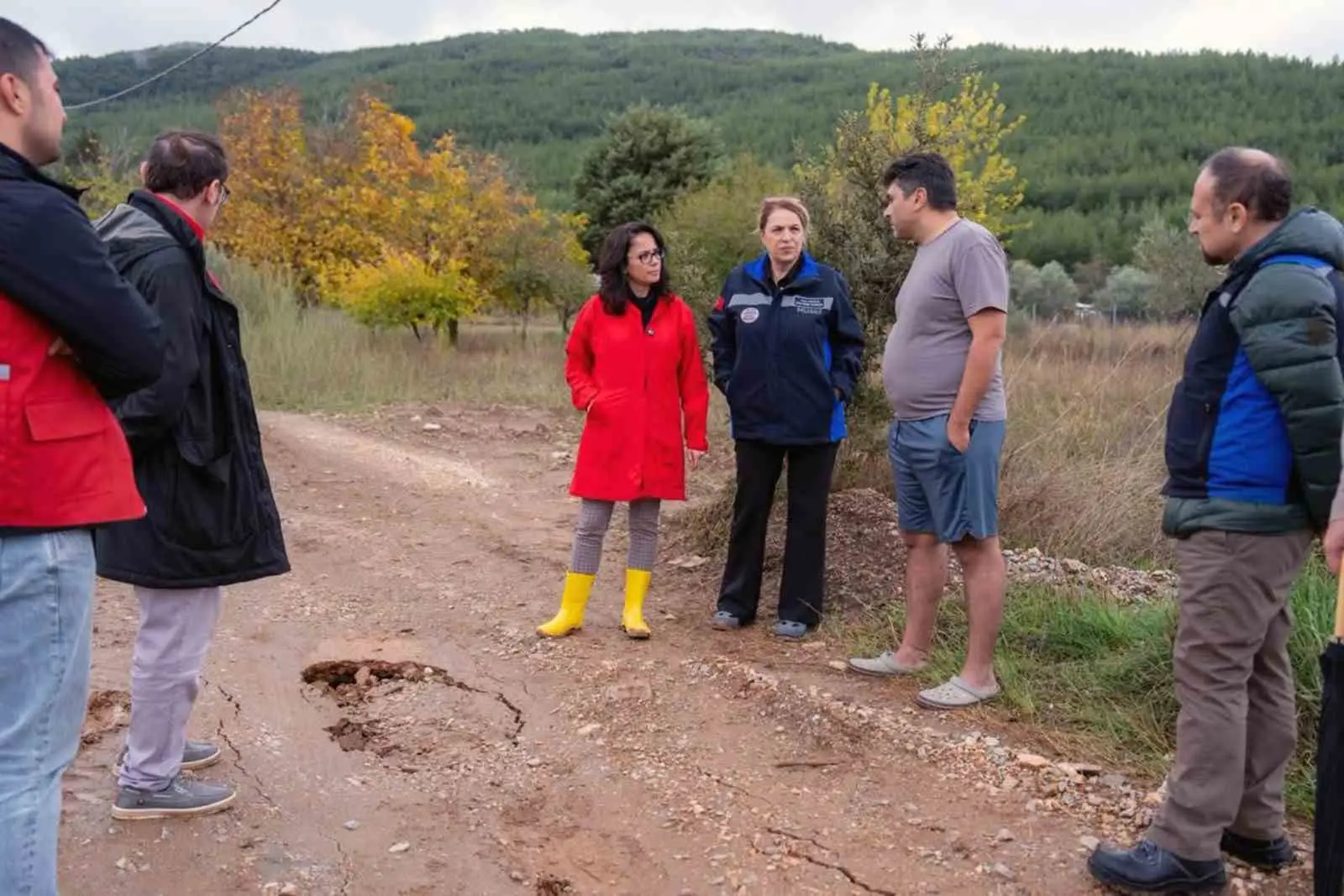 MENTEŞE BELEDİYE BAŞKANI GONCA KÖKSAL ARAS, ŞİDDETLİ YAĞIŞLARIN VE ALTYAPI KURULUŞLARI TARAFINDAN YÜRÜTÜLEN ÇALIŞMALARIN ULAŞIMDA AKSAMALARA NEDEN OLDUĞU YENİKÖY VE ORTAKÖY MAHALLELERİNDE İNCELEMELERDE BULUNDU.