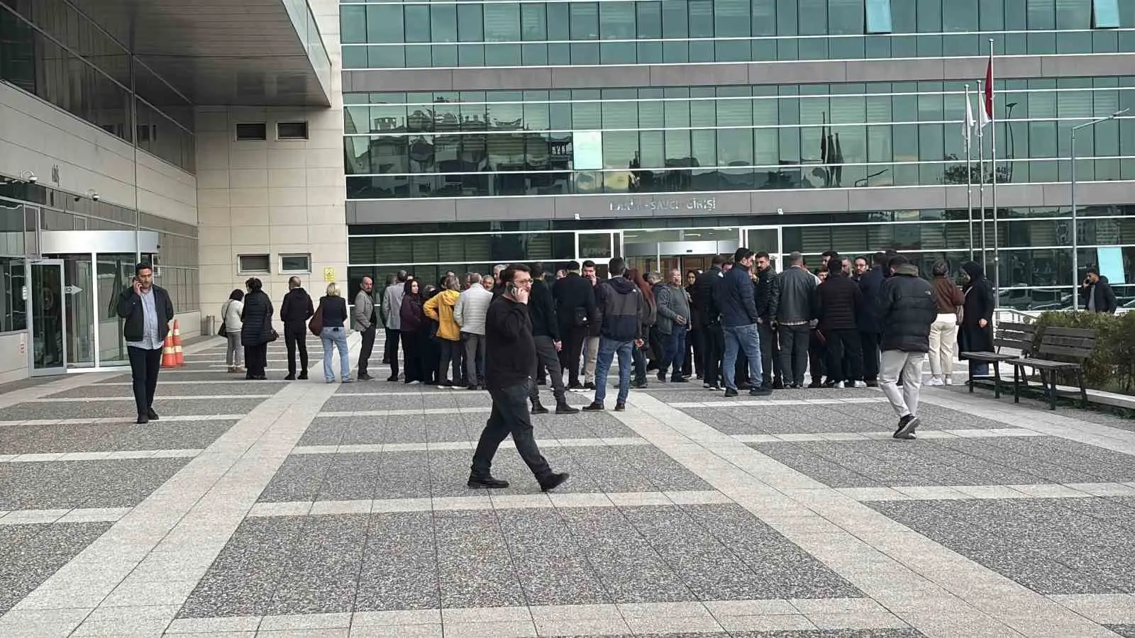 BOLU’DA JANDARMA EKİPLERİ TARAFINDAN BOLU BELEDİYESİ’NE YÖNELİK DÜZENLENEN ‘İHALEYE FESAT KARIŞTIRMA’ VE ‘ZİMMET’ OPERASYONUNDA GÖZALTINA ALINAN 4 ŞÜPHELİDEN, ARALARINDA BELEDİYE BAŞKAN YARDIMCISI'NIN DA BULUNDUĞU 3 KİŞİ TUTUKLANARAK CEZAEVİNE GÖNDERİLDİ.