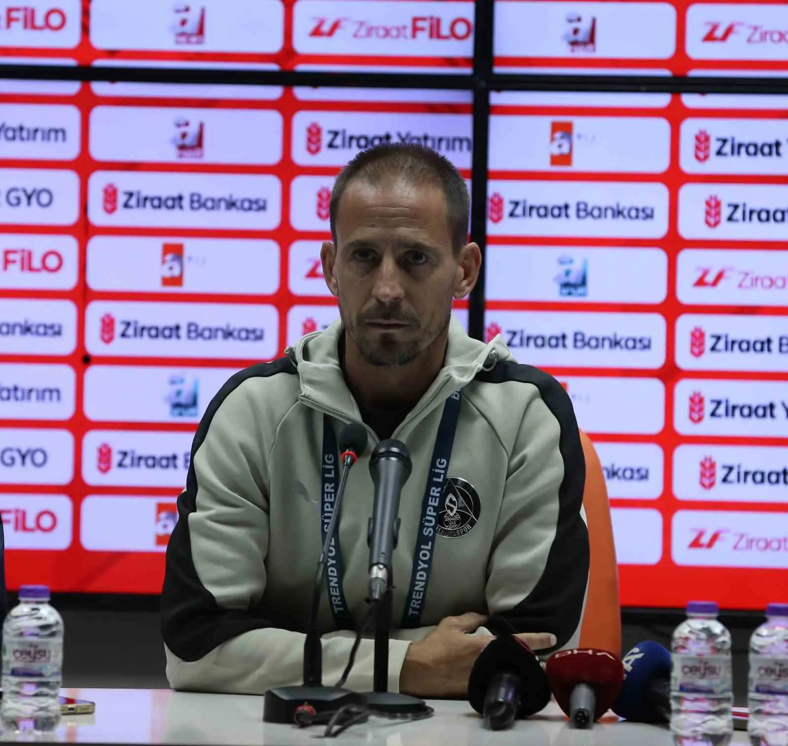 ZİRAAT TÜRKİYE KUPASI 3. TUR KARŞILAŞMASINDA 12 BİNGÖLSPOR’U 4-1 MAĞLUP EDEREK BİR ÜST TURA YÜKSELEN CORENDON ALANYASPOR’DA TEKNİK DİREKTÖR JOÃO PEREİRA, GALİBİYETİN KENDİLERİ İÇİN ZORUNLULUK OLDUĞUNU SÖYLEDİ. PEREİRA, KARŞILAŞMADA 11 OYUNCU DEĞİŞİKLİĞİ YAPTIKLARINI BELİRTEREK MAÇIN MÜKEMMEL OLMADIĞINI İFADE EDERKEN, YOĞUN MAÇ TAKVİMİNE RAĞMEN MÜCADELE EDEN 12 BİNGÖLSPOR’U DA TEBRİK ETTİ.