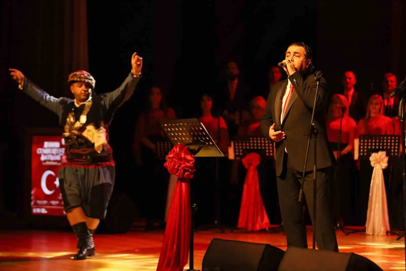 BURSA BÜYÜKŞEHİR BELEDİYESİ, CUMHURİYET’İN 103. YIL DÖNÜMÜNÜ TÜRK MUSİKİSİNİN EN ÖZEL EZGİLERİYLE TAÇLANDIRDI. CUMHURİYET BAYRAMI’NA ÖZEL DÜZENLENEN KONSERDE BURSALILAR, COŞKU DOLU VE UNUTULMAZ BİR GECE YAŞADI.
