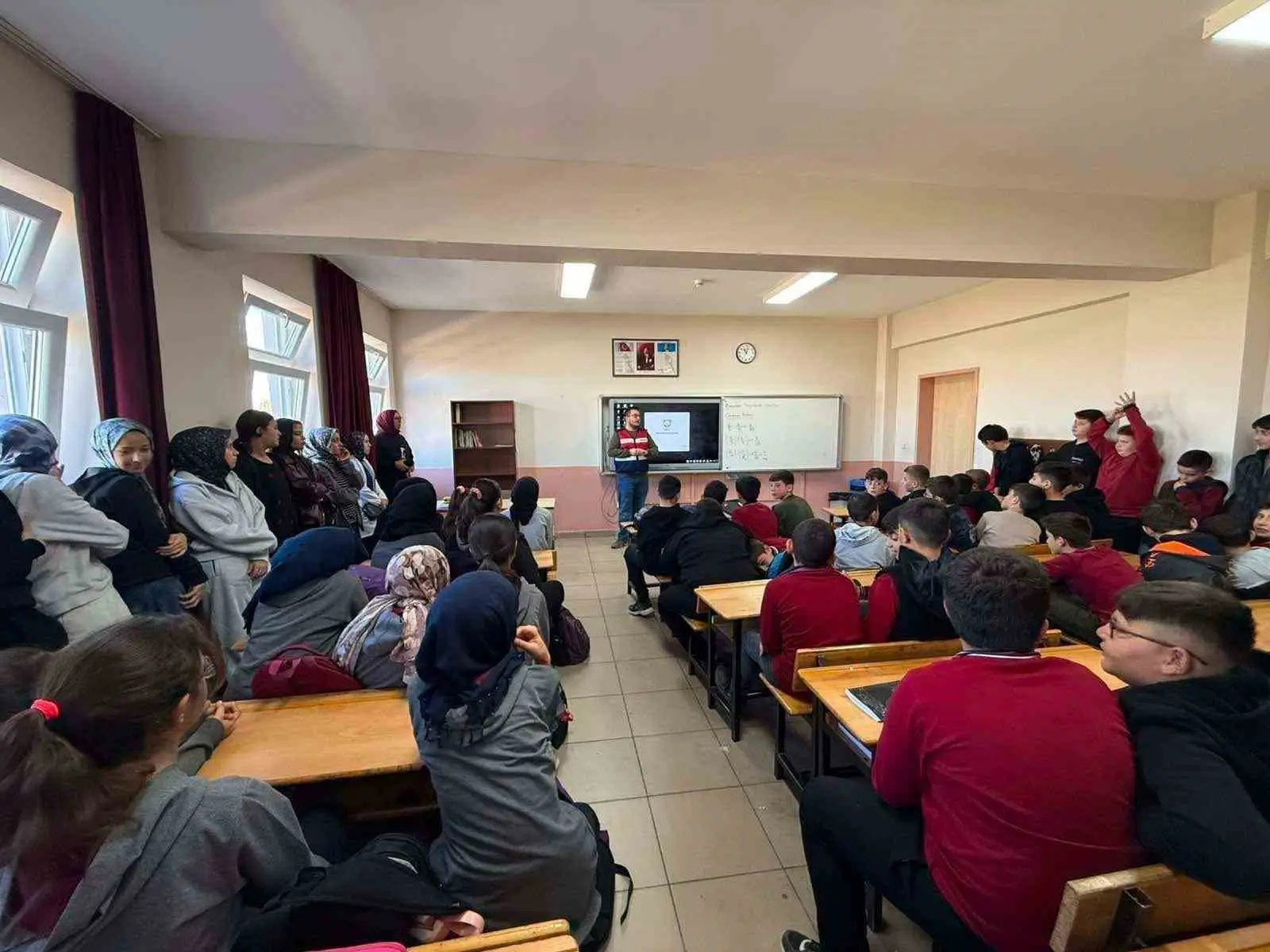 AFYONKARAHİSAR İL JANDARMA KOMUTANLIĞI EKİPLERİ, SİBER SUÇLARIN ÖNLENMESİ VE DİJİTAL FARKINDALIĞIN ARTIRILMASI AMACIYLA MERKEZ VE İSCEHİSAR İLÇELERİNDE EĞİTİM FAALİYETLERİ DÜZENLEDİ.