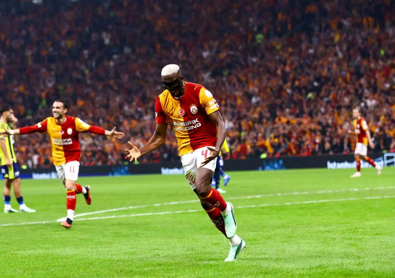 GALATASARAY’IN NİJERYALI FUTBOLCUSU VİCTOR OSİMHEN, FENERBAHÇE DERBİSİNDE ATTIĞI 2 GOLLE BU SEZON TRENDYOL SÜPER LİG’DEKİ GOL SAYISINI 8’E ÇIKARDI.
