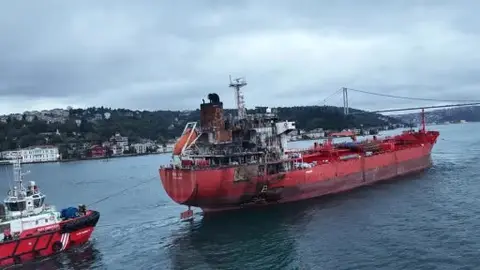 Karadeniz’de dron saldırısına uğrayan tankerin geçişi nedeniyle İstanbul Boğazı trafiğe kapandı