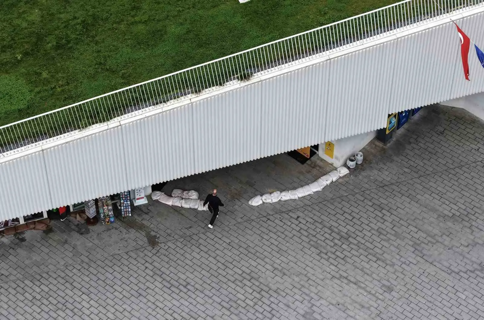 İSTANBUL'DA SEL RİSKİNE KARŞI BÜYÜKŞEHİR BELEDİYESİNE BAĞLI KABATAŞ TRANSFER MERKEZİ'NDE ALINAN İLGİNÇ ÇUVALLI ÖNLEM DİKKAT ÇEKTİ.