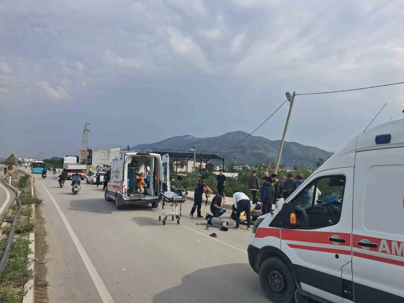 HATAY’IN SAMANDAĞ İLÇESİNDE 16 YAŞINDAKİ ÇOCUĞUN KULLANDIĞI MOTOSİKLET, SOLA MANEVRA YAPAN TIRIN DORSESİNE ÇARPTI. TIRA ÇARPAN MOTOSİKLET SÜRÜCÜSÜ ÖLÜRKEN 2 ÇOCUK YARALANDI.