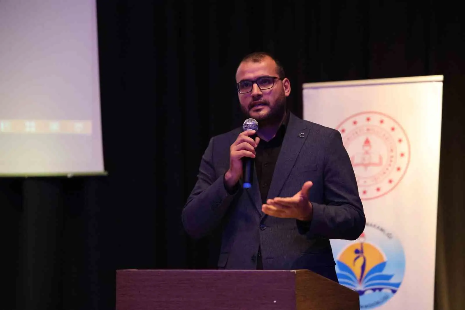 TÜRKİYE YEŞİLAY CEMİYETİ ADANA ŞUBE BAŞKANI DOKTOR YUNUS EMRE YILDIRIM, TÜRKİYE’DE HAFTALIK EKRAN SÜRESİNİN 25 SAATİN ÜZERİNE ÇIKTIĞINI BELİRTEREK, "ÖĞRENCİLERDEN ÖNCE AİLELERDEN, EBEVEYNLERDEN BAŞLAMAK GEREKİR" DEDİ.