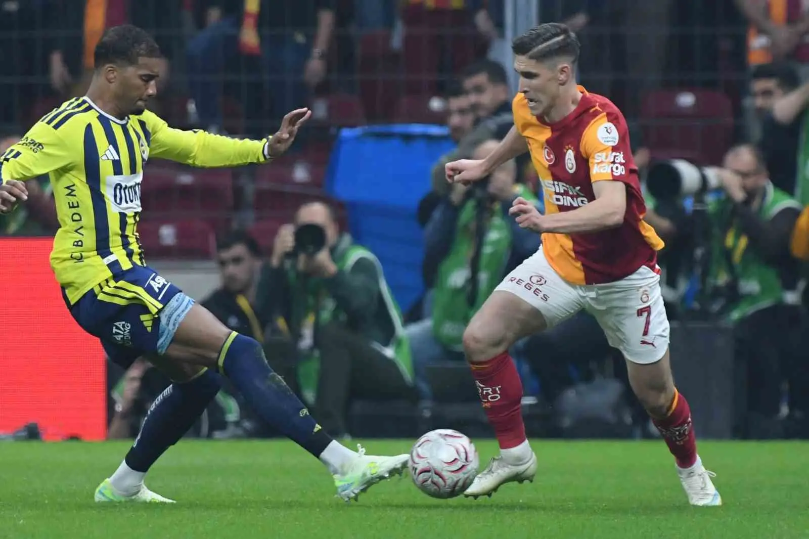 TRENDYOL SÜPER LİG’İN 9. HAFTASINDA DERBİDE GALATASARAY İLE FENERBAHÇE KARŞILAŞIYOR. MÜCADELENİN İLK YARISI SARI-KIRMIZILILARIN 2-0'LIK ÜSTÜNLÜĞÜYLE TAMAMLANDI.