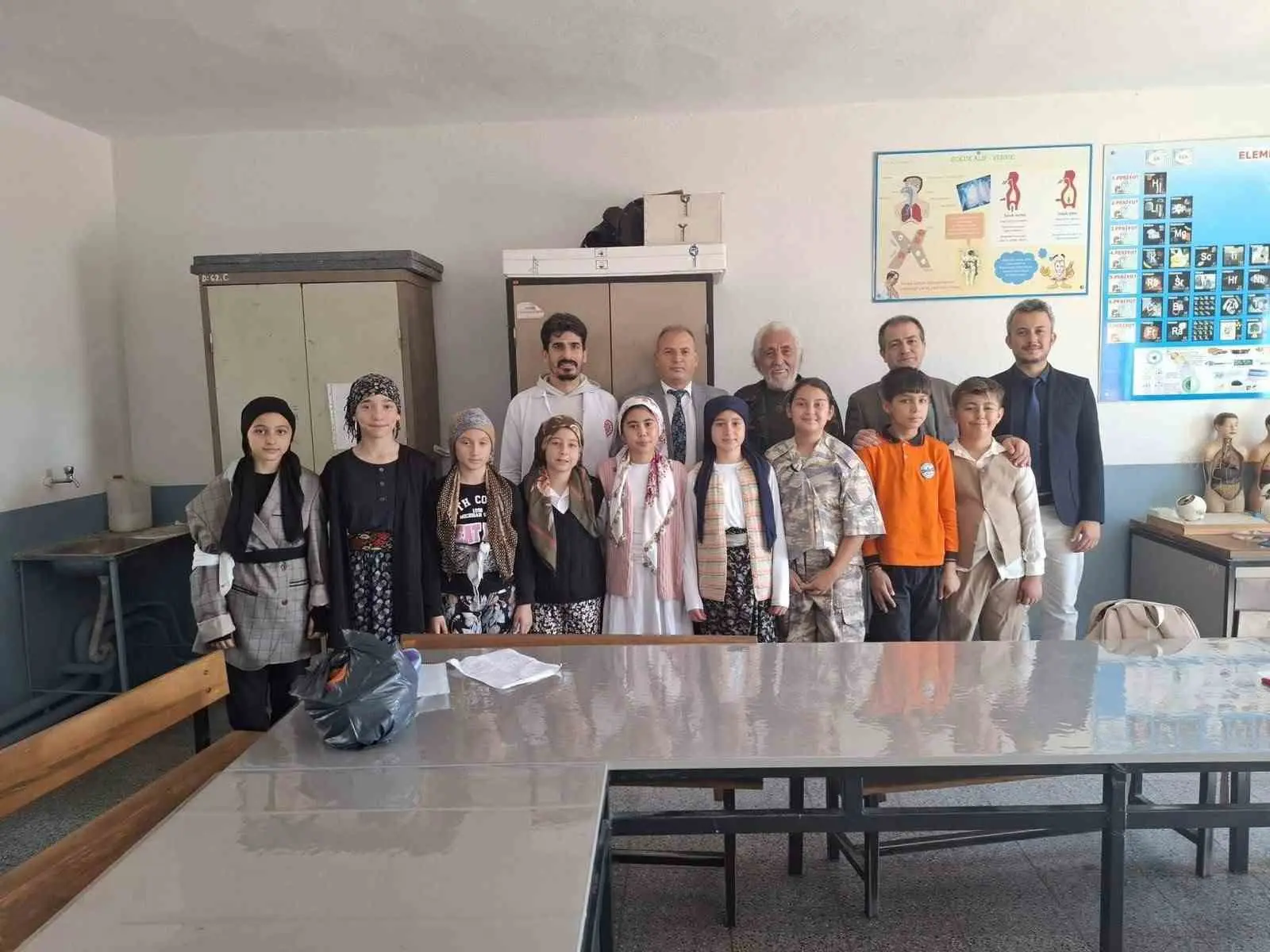 SARIGÖL İLÇE MİLLÎ EĞİTİM MÜDÜRÜ YILDIRAY DEMİRTAŞ, ÇAVUŞLAR İLKOKULU VE ORTAOKULUNU ZİYARET EDEREK ÖĞRETMENLERLE BİR ARAYA GELDİ. GÖRÜŞMEDE TÜRKİYE YÜZYILI MAARİF MODELİ KAPSAMINDA ÖĞRENCİLERİN ÇOK YÖNLÜ GELİŞİMİNİ DESTEKLEYEN ÇALIŞMALAR DEĞERLENDİRİLDİ.