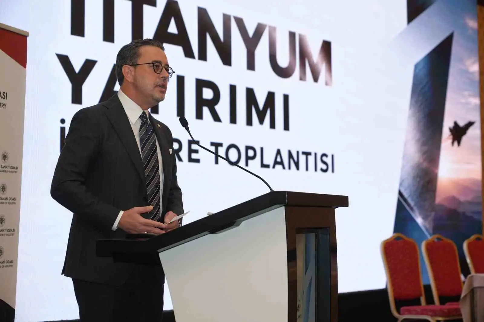 DENİZLİ SANAYİ ODASI (DSO) ÖNCÜLÜĞÜNDE YAKLAŞIK BİR YILDIR HAZIRLIKLARI SÜRDÜRÜLEN 280 MİLYON DOLARLIK TİTANYUM YATIRIMI, DSO YÖNETİM KURULU BAŞKANI SELİM KASAPOĞLU’NUN EV SAHİPLİĞİNDE, TEI GENEL MÜDÜRÜ PROF. DR. MAHMUT FARUK AKŞİT’İN TEŞRİFLERİYLE ANEMON OTEL’DE DÜZENLENEN "TİTANYUM YATIRIMI İSTİŞARE TOPLANTISI"NDA ELE ALINDI. AK PARTİ DENİZLİ MİLLETVEKİLİ ŞAHİN TİN, İL PROTOKOLÜ, TEI VE KPMG TEMSİLCİLERİ İLE SANAYİCİ VE İŞ İNSANLARINDAN OLUŞAN 300’Ü AŞKIN KATILIMCININ YER ALDIĞI TOPLANTIDA, YATIRIMIN TEKNİK VE FİNANSAL DETAYLARI İLE ORTAKLIK MODELİ PAYLAŞILARAK SANAYİCİLERİN GÖRÜŞ VE ÖNERİLERİ ALINDI.