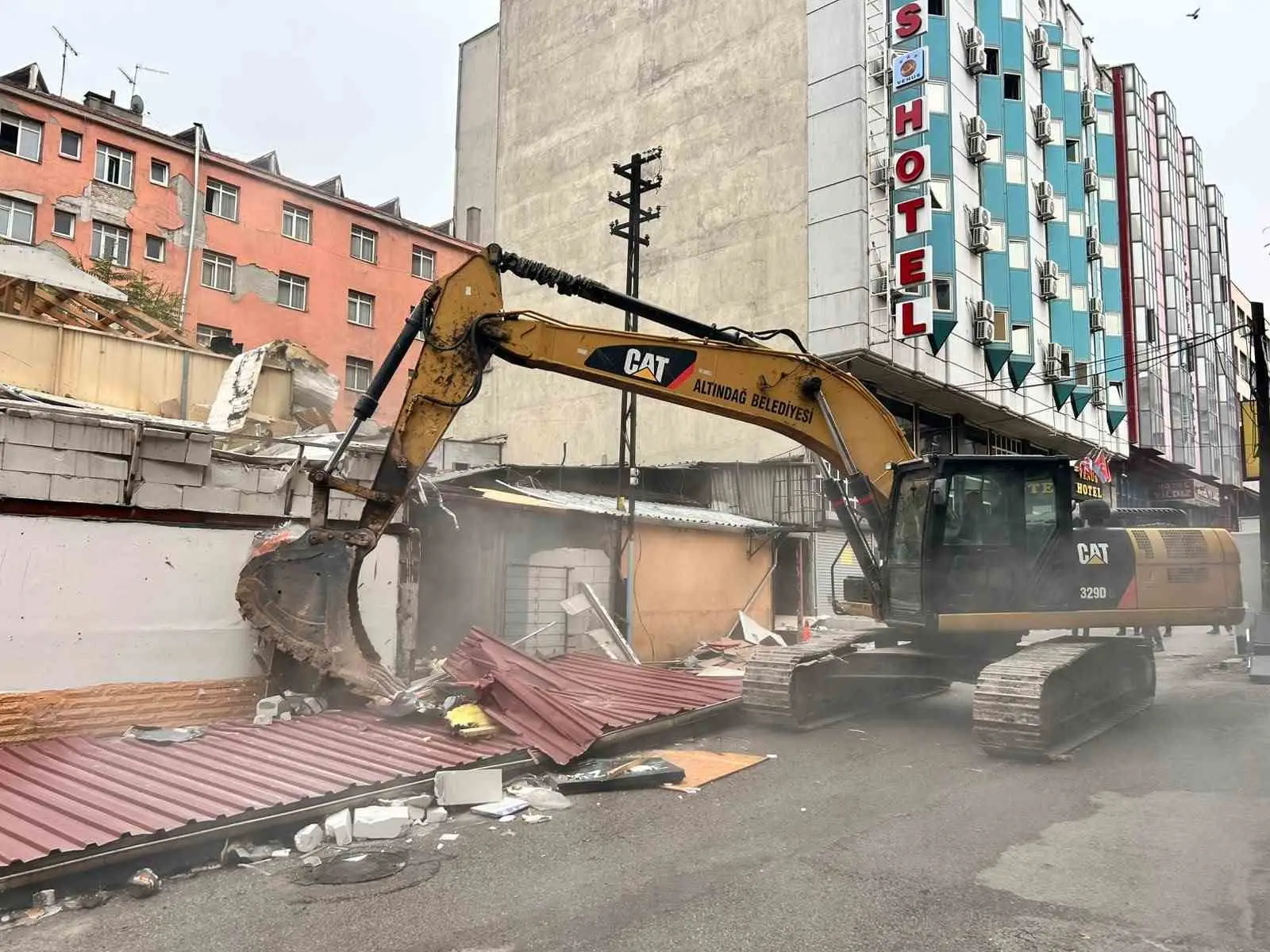 ANKARA’NIN ALTINDAĞ İLÇESİNDE BULUNAN 3 İŞLETME, ASAYİŞ ŞUBE MÜDÜRLÜĞÜ AHLAK BÜRO AMİRLİĞİNİN BİLDİRİMİ ÜZERİNE BELEDİYE EKİPLERİNCE YIKILDI.