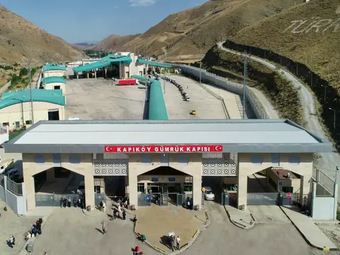 VAN TİCARET VE SANAYİ ODASI (VAN TSO) YÖNETİM KURULU BAŞKANI NECDET TAKVA, TÜRKİYE İLE İRAN ARASINDAKİ TİCARET AÇISINDAN ÖNEMLİ BİR GELİŞMEYİ DUYURARAK, KAPIKÖY GÜMRÜK KAPISI'NIN KARŞILIKLI TIR GEÇİŞLERİNE AÇILDIĞINI AÇIKLADI.