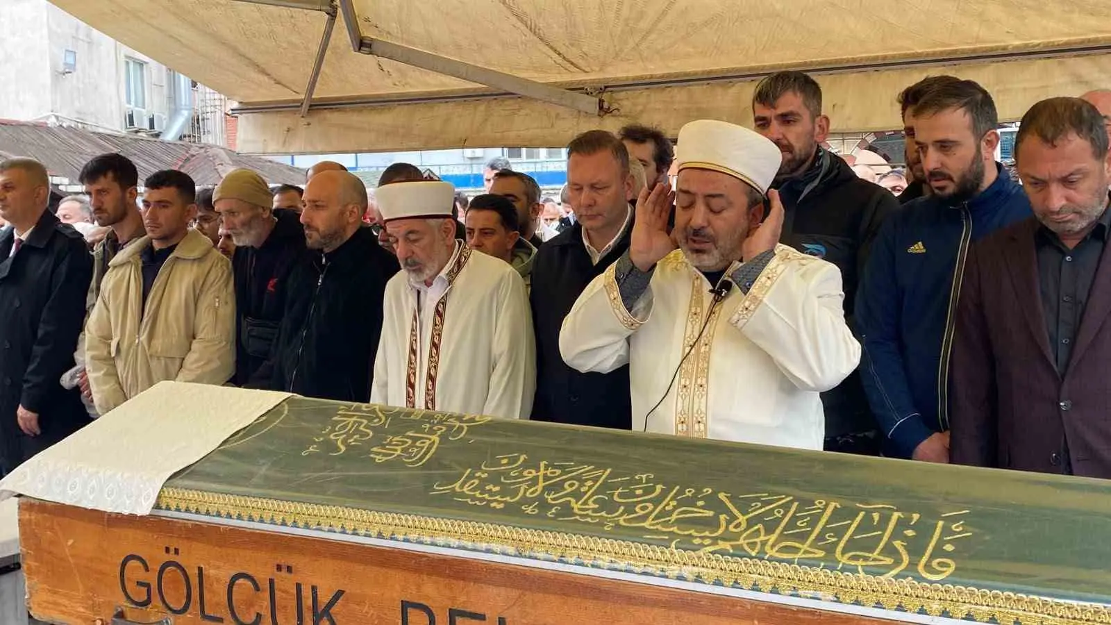EVLİ VE İKİ ÇOCUK BABASI MURAT SARAL'IN CENAZESİ, GÖLCÜK İLÇESİ TEVFİK HOCA VAKIF CAMİSİNDE KILINAN NAMAZIN ARDINDAN HASANEYN MEZARLIĞINDA TOPRAĞA VERİLDİ.