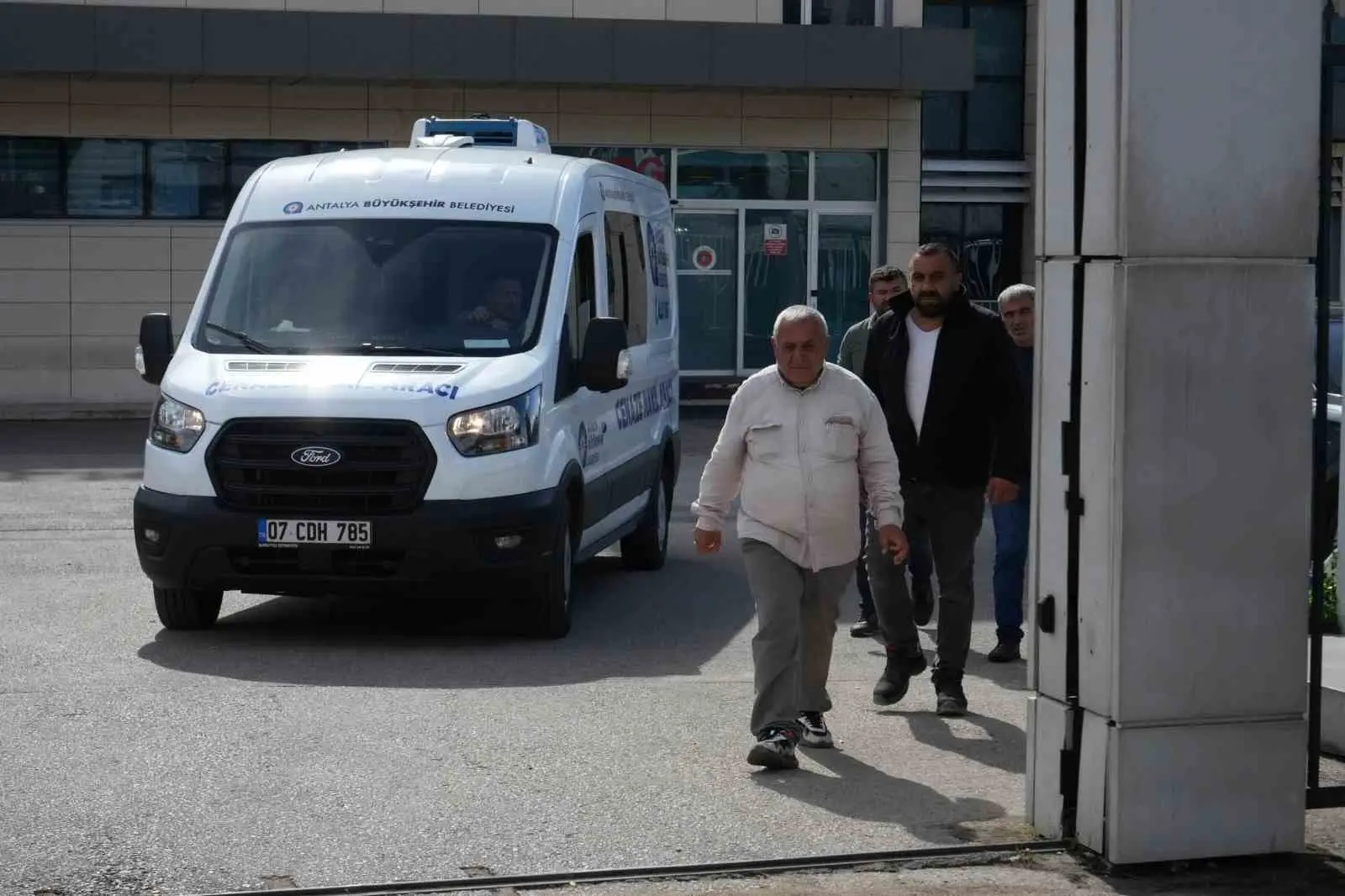 ANTALYA’DA HORTUMUN SAVURDUĞU KONTEYNER İÇERİSİNDE BULUNAN VE OLAYDA HAYATINI KAYBEDEN 4 İNŞAAT İŞÇİSİNİN CENAZESİ ADLİ TIP KURUMU MORGUNDA Kİ İŞLEMLERİNİN ARDINDAN TOPRAĞA VERİLMEK ÜZERE MEMLEKETLERİNE GÖTÜRÜLDÜ.
