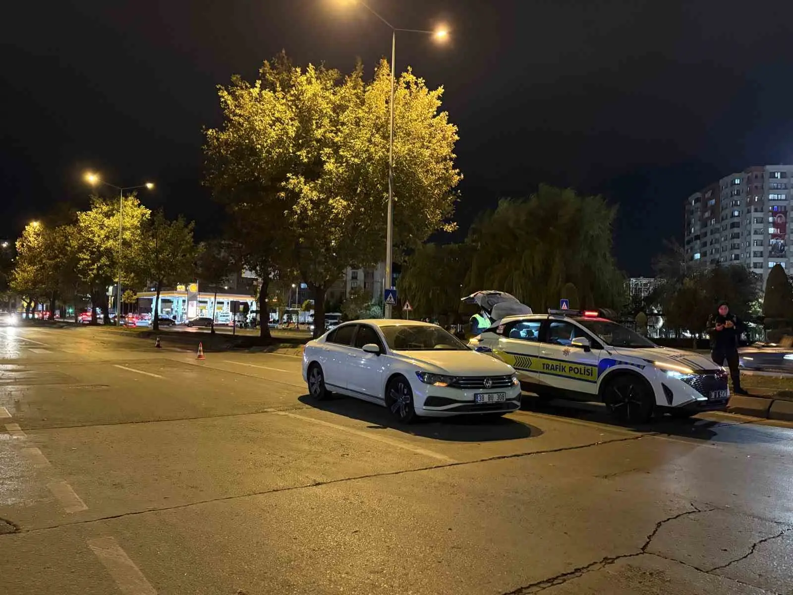 KAYSERİ’NİN KOCASİNAN İLÇESİNDE YOLUN KARŞISINA GEÇMEYE ÇALIŞTIĞI SIRADA OTOMOBİLİN ÇARPTIĞI ÜNİVERSİTE ÖĞRENCİSİ AĞIR YARALANDI.