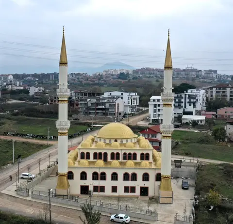 KOCAELİ BÜYÜKŞEHİR BELEDİYESİ, KENT GENELİNDEKİ CAMİLERİN BAKIM VE ONARIM ÇALIŞMALARINA DESTEK VERİRKEN, GÜVENLİK RİSKİ OLUŞTURAN MİNARELERİ ÇELİK KONSTRÜKSİYON SİSTEMLERİYLE YENİLİYOR.