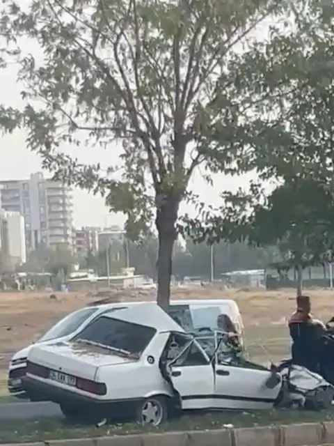 Siverek’te otomobil ağaca ok gibi saplandı: 3 yaralı