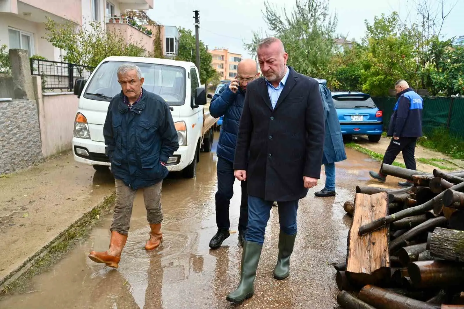 KARACABEY’DE ETKİLİ OLAN AŞIRI YAĞIŞLARIN ARDINDAN BELEDİYE EKİPLERİ VE İLGİLİ KURUMLAR, OLUMSUZLUKLARIN GİDERİLMESİ İÇİN SEFERBER OLDU. YAĞIŞLARDAN ETKİLENEN MALKARA, YENİKÖY, BAYRAMDERE, BOĞAZKÖY VE EKMEKÇİ MAHALLELERİNDE İNCELEMELERDE BULUNAN KARACABEY BELEDİYE BAŞKANI FATİH KARABATI, VATANDAŞLARIN MAĞDURİYETLERİNİN GİDERİLMESİ VE YAŞAMIN EN KISA SÜREDE NORMALE DÖNMESİ İÇİN ÇALIŞMALARIN ARALIKSIZ SÜRDÜRÜLDÜĞÜNÜ BELİRTTİ. BAŞKAN KARABATI, "HEMŞEHRİLERİMİZİN ZOR GÜNLERİNDE YANLARINDA OLMAK, SORUNLARINA HIZLI VE KALICI ÇÖZÜMLER ÜRETMEK EN TEMEL SORUMLULUĞUMUZ. TÜM İMKÂNLARIMIZLA SAHADAYIZ." DEDİ.