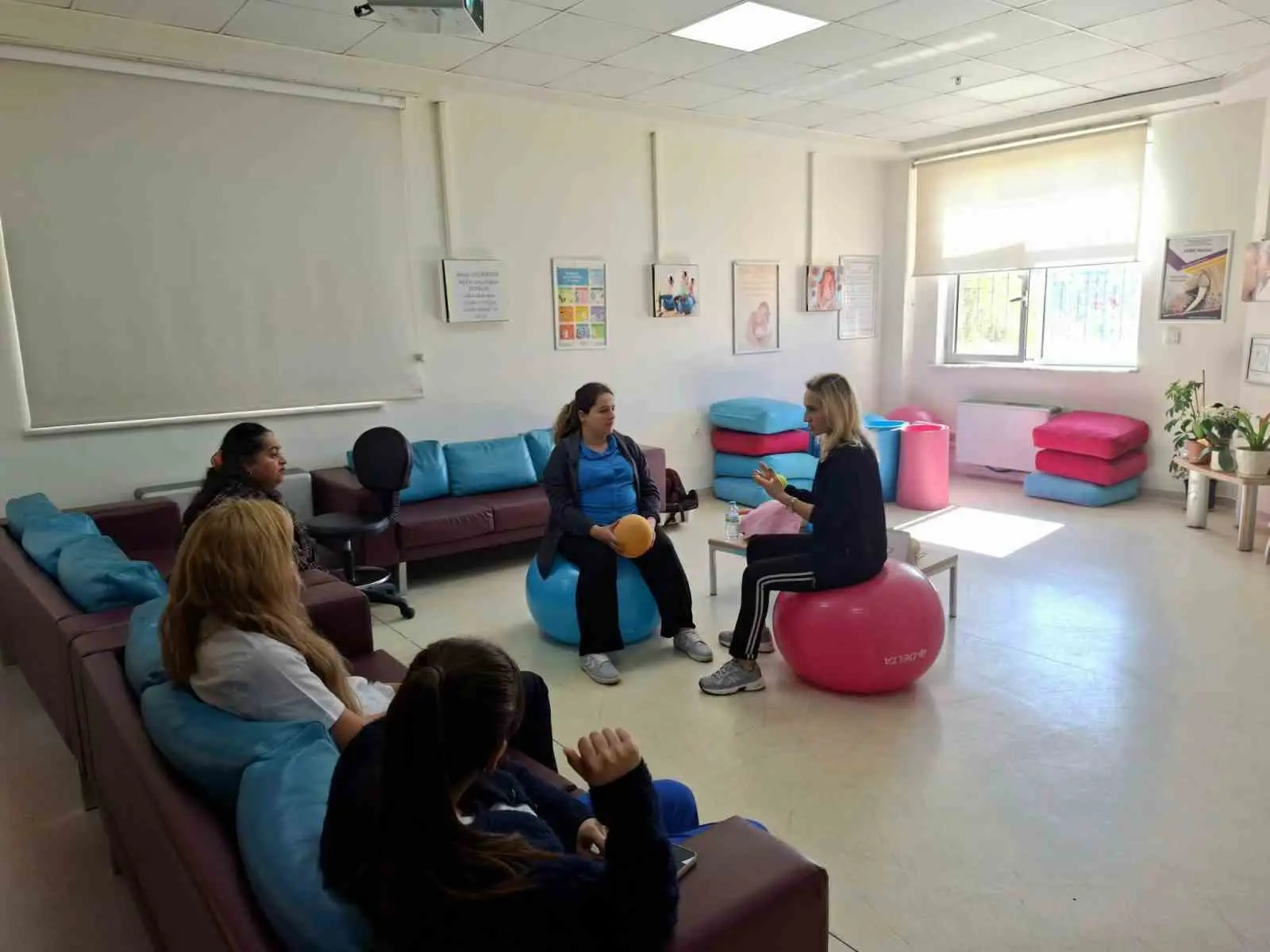 KAYSERİ DEVLET HASTANESİNE BAĞLI EMEL-MEHMET TARMAN KADIN DOĞUM VE ÇOCUK HASTALIKLARI KLİNİĞİNDE BULUNAN GECE OKULUNDA ANNE ADAYLARINA VE YAKINLARINA YÖNELİK UYGULAMALI DOĞUMA HAZIRLIK EĞİTİMİ VERİLDİ.