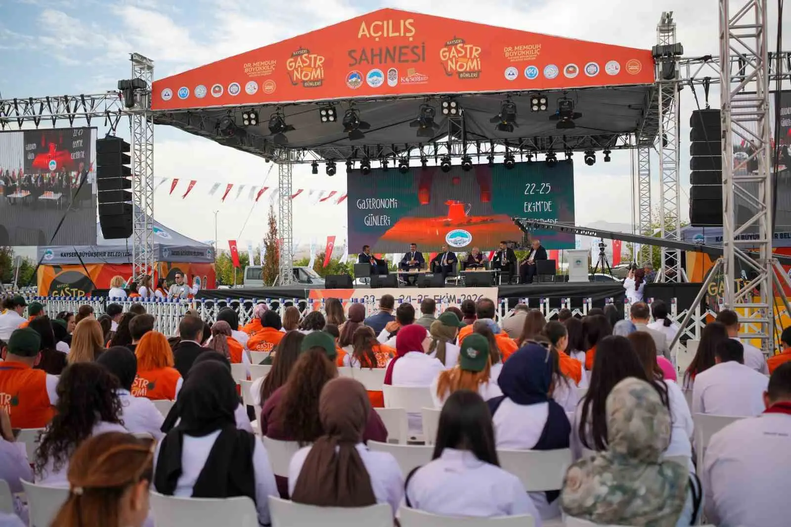KAYSERİ BÜYÜKŞEHİR BELEDİYESİ TARAFINDAN DÜZENLENEN 4. KAYSERİ GASTRONOMİ GÜNLERİ; YÖRESEL LEZZETLERDEN USTA ŞEFLERİN ATÖLYELERİNE, GASTRONOMİ PANELLERİNDEN AİLE VE ÇOCUK ETKİNLİKLERİNE UZANAN ZENGİN PROGRAMIYLA YOĞUN İLGİ GÖRDÜ.