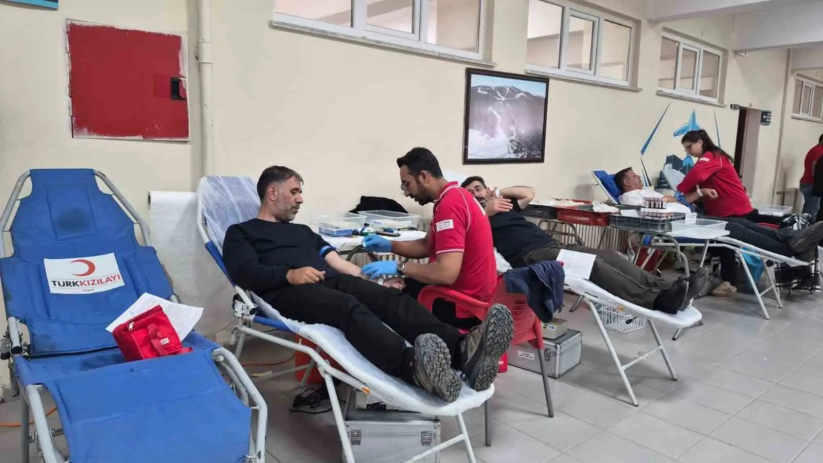 SARIKAMIŞ’TA ÜNİVERSİTE ÖĞRENCİLERİNDEN KIZILAY’A KAN BAĞIŞI DESTEĞİ(KARS-İHA)