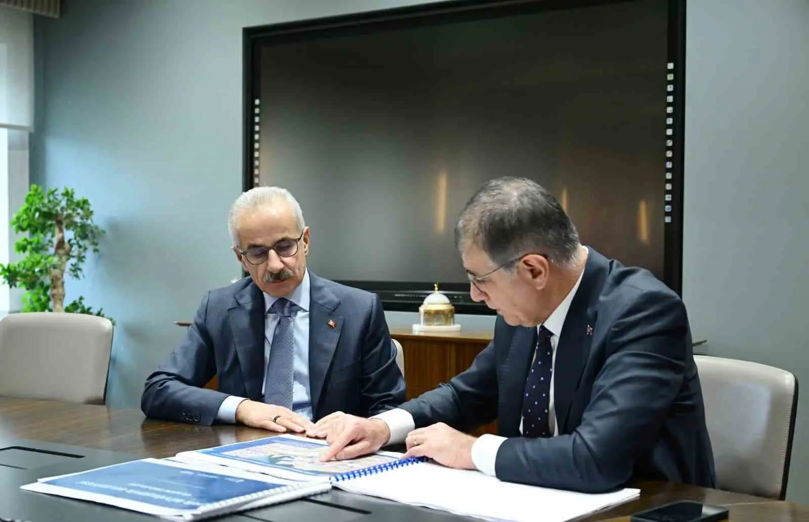 ULAŞTIRMA VE ALTYAPI BAKANI ABDULKADİR URALOĞLU, İZMİR BÜYÜKŞEHİR BELEDİYE BAŞKANI CEMİL TUGAY İLE GÖRÜŞMESİNE İLİŞKİN, "İZMİR’DE 2. ÇEVRE YOLUNU KONUŞTUK. PROJESİNİ BİTİRDİK. FİNANSMAN VE YAPIM YÖNTEMİ ÜZERİNDE İSTİŞARELERDE BULUNUYORUZ" DEDİ.