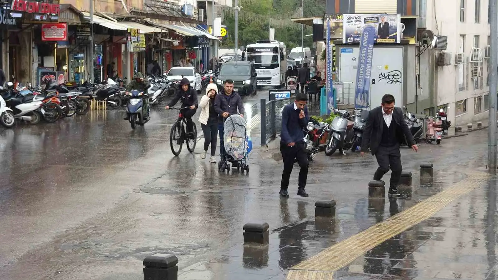KİLİS'TE ANİDEN BASTIRAN KUVVETLİ YAĞIŞ NEDENİYLE OTOMOBİL VE MOTOSİKLET SÜRÜCÜLERİ TRAFİKTE KONTROLLÜ ŞEKİLDE İLERLEDİ.