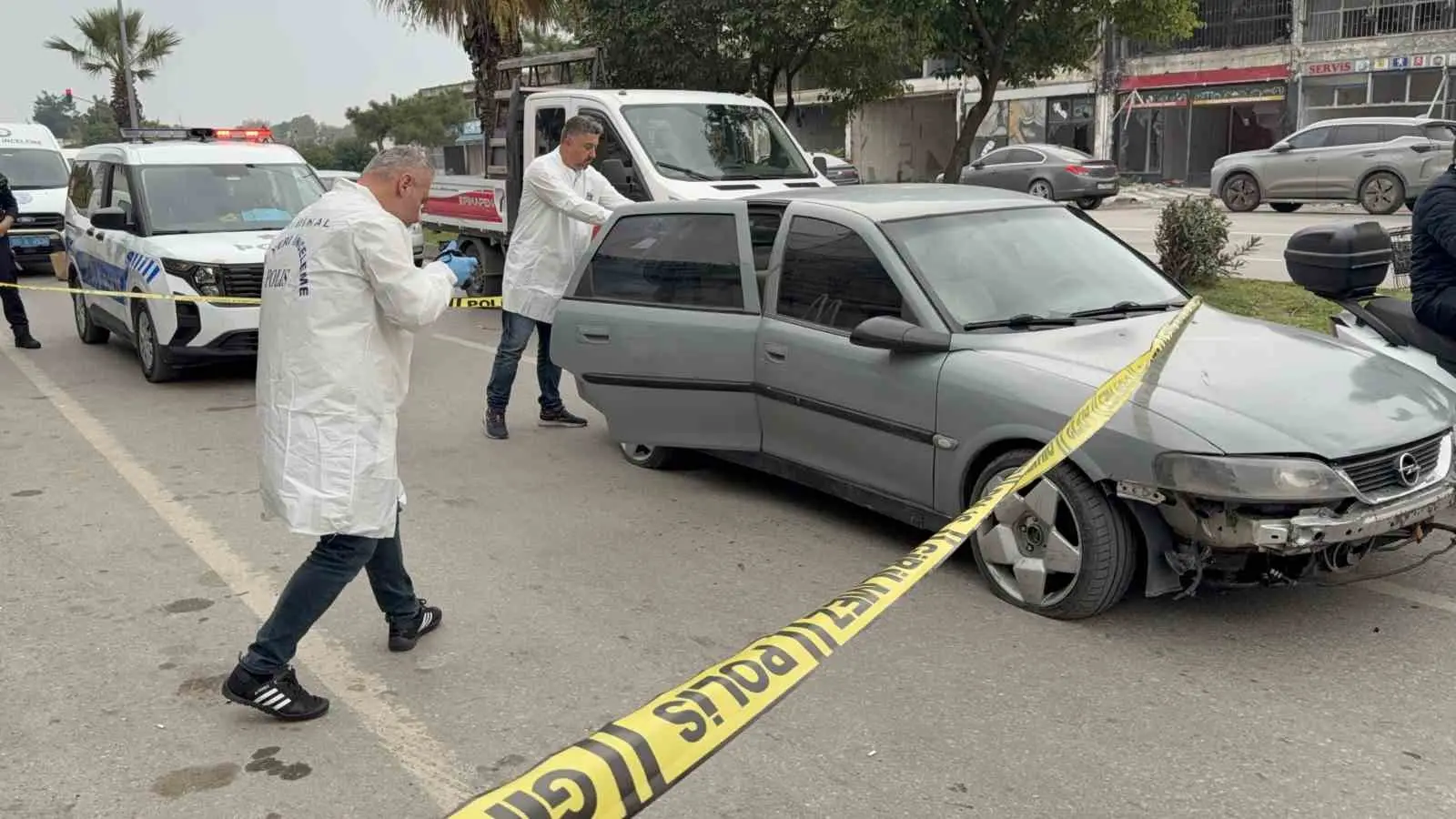 SAMSUN’UN CANİK İLÇESİNDE ARACININ ÖNÜ KESİLEN BİR KİŞİ BOYNUNDAN VE SAĞ KOLUNDAN BIÇAKLANARAK YARALANDI. SALDIRGANLAR, YARALININ ARAÇLA PEŞLERİNDEN GELMESİNİ ENGELLEMEK İÇİN OTOMOBİLİN LASTİKLERİNİ DE KESTİ.