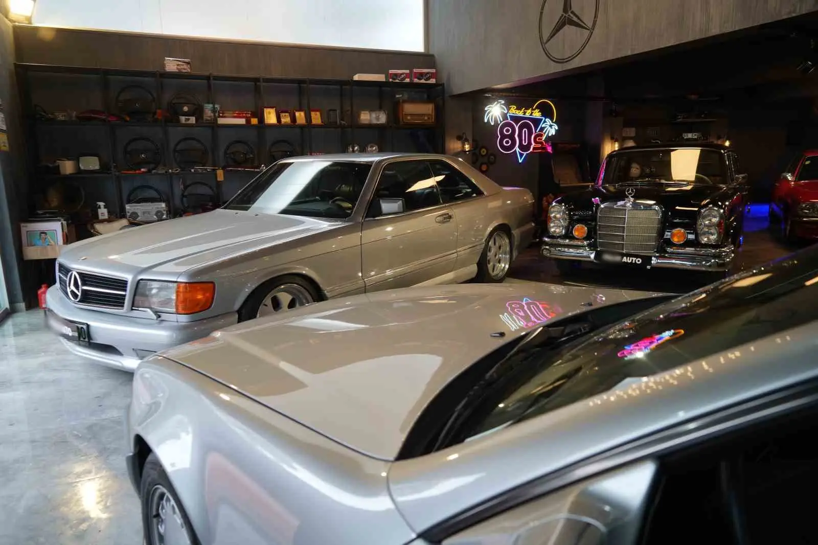 SAMSUNLU İŞ ADAMININ ÇOCUKLUKTA OYUNCAKLARLA BAŞLAYAN ARABA AŞKI, BÜYÜDÜĞÜNDE MERCEDES MÜZESİNE DÖNÜŞTÜ. BİRÇOK ÖZGÜN KLASİK OTOMOBİLİ GARAJINDAKİ MÜZESİNDE SERGİLEYEN İŞ ADAMININ ARAÇLARINA İSE PAHA BİÇİLEMİYOR.